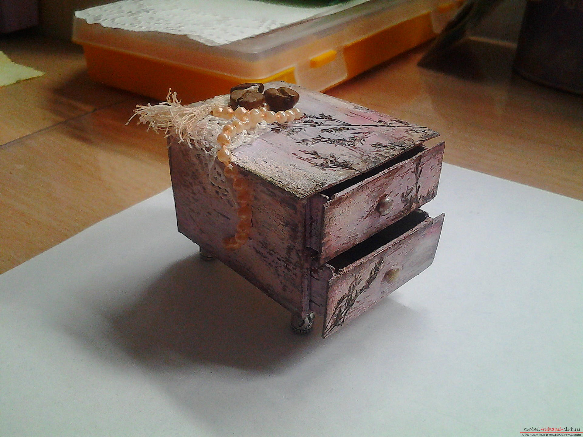 Миниатюрная шкатулка из спичечных коробков в технике декупаж. Фото №1