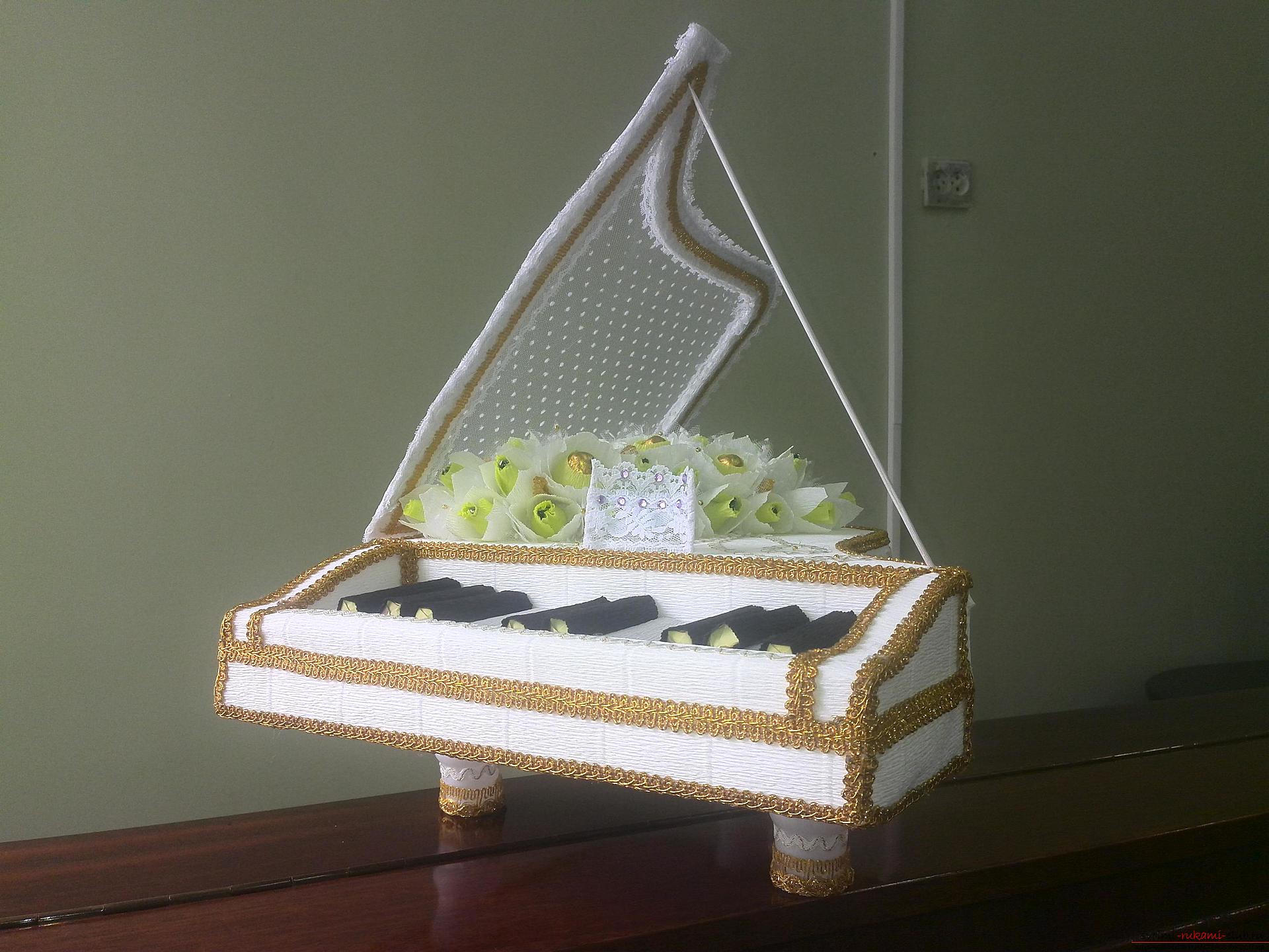 Мастер-класс: рояль из конфет. Фото №1