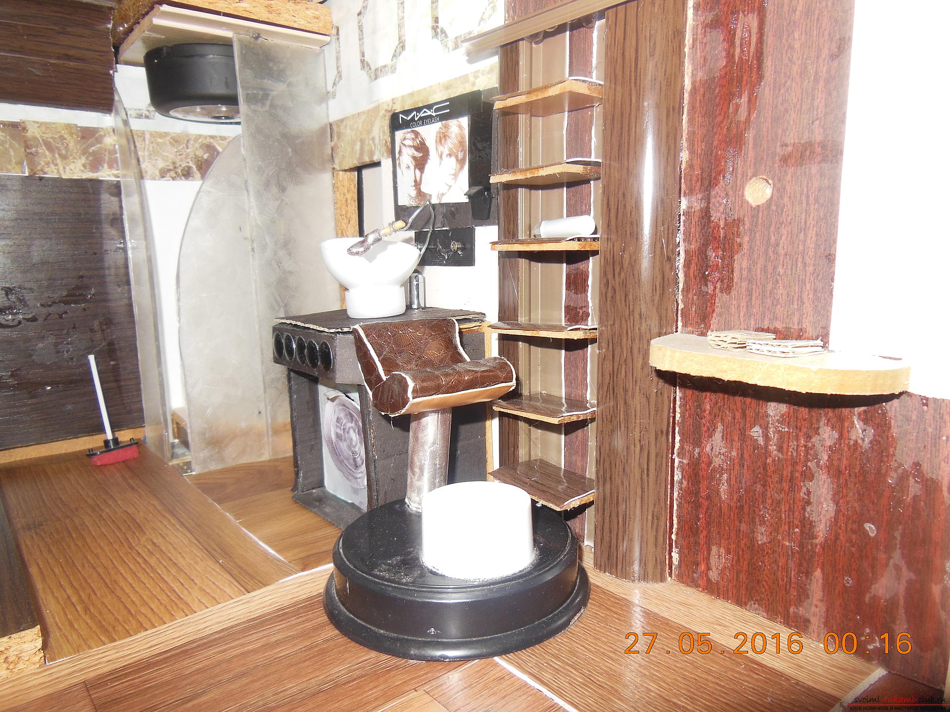 Оригинальный домик для кукол, сделанный своими руками из старого комода. Фото №5
