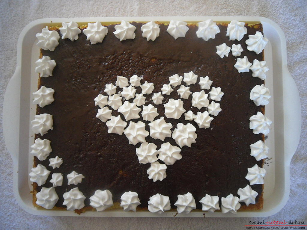 Как приготовить вкусный бисквитный торт с украшением из белкового крема. Фото №1
