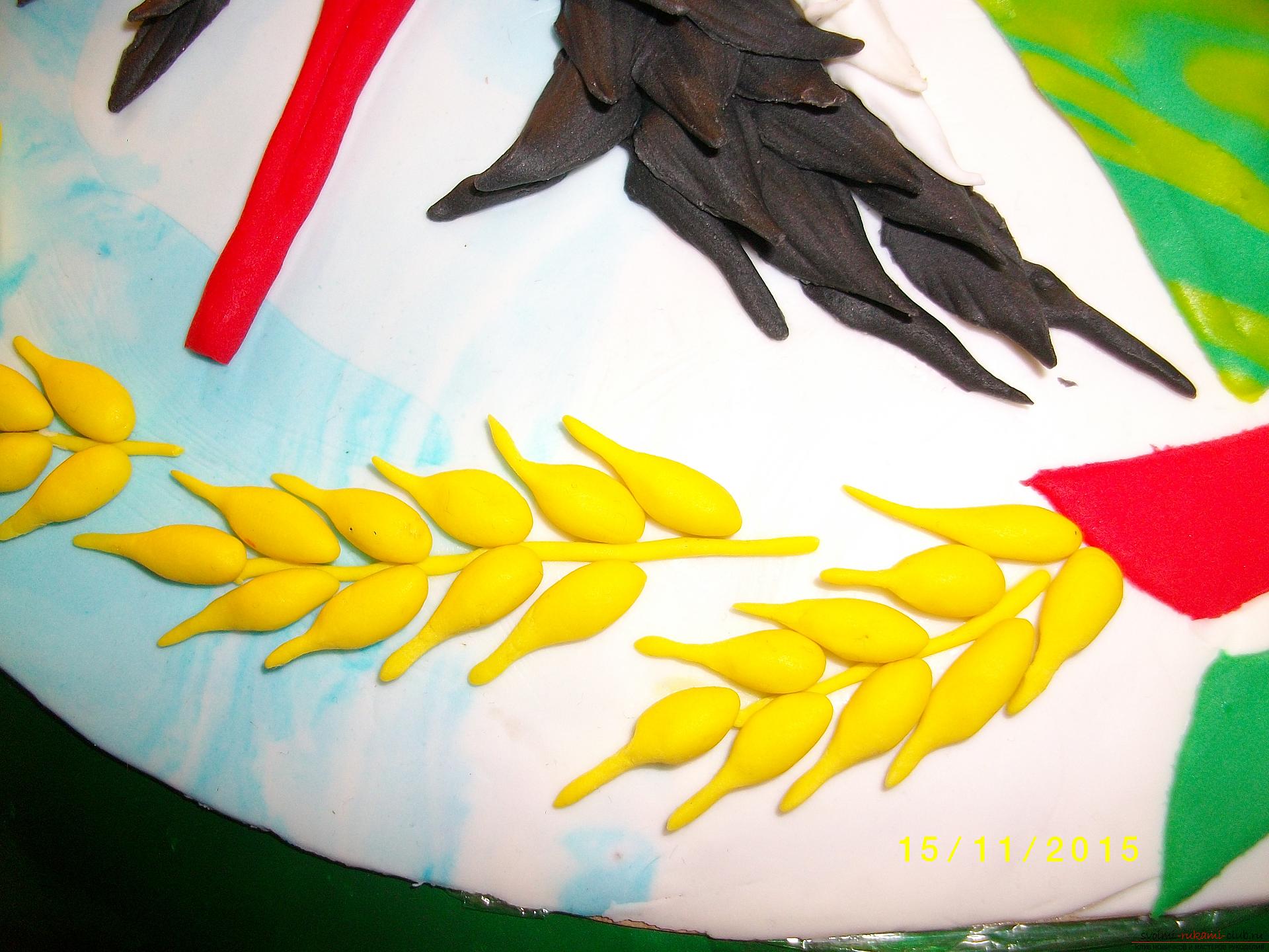 Юбилейный торт из мастики с объемными украшениями. Фото №1