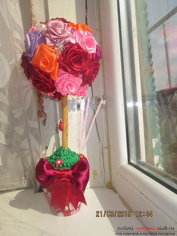 Топиарий из розовых лент в подарок. Фото №1