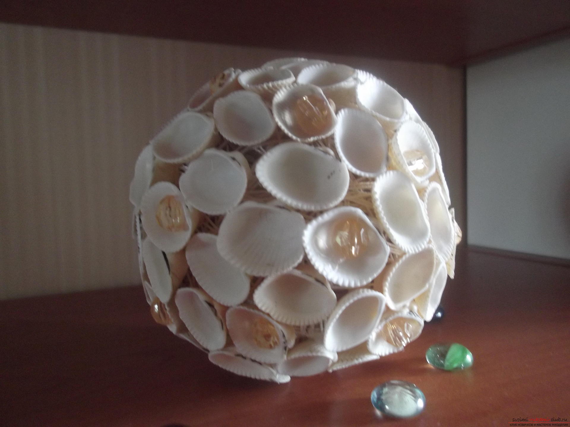 Декоративные шары из ракушек и камней. Фото №2