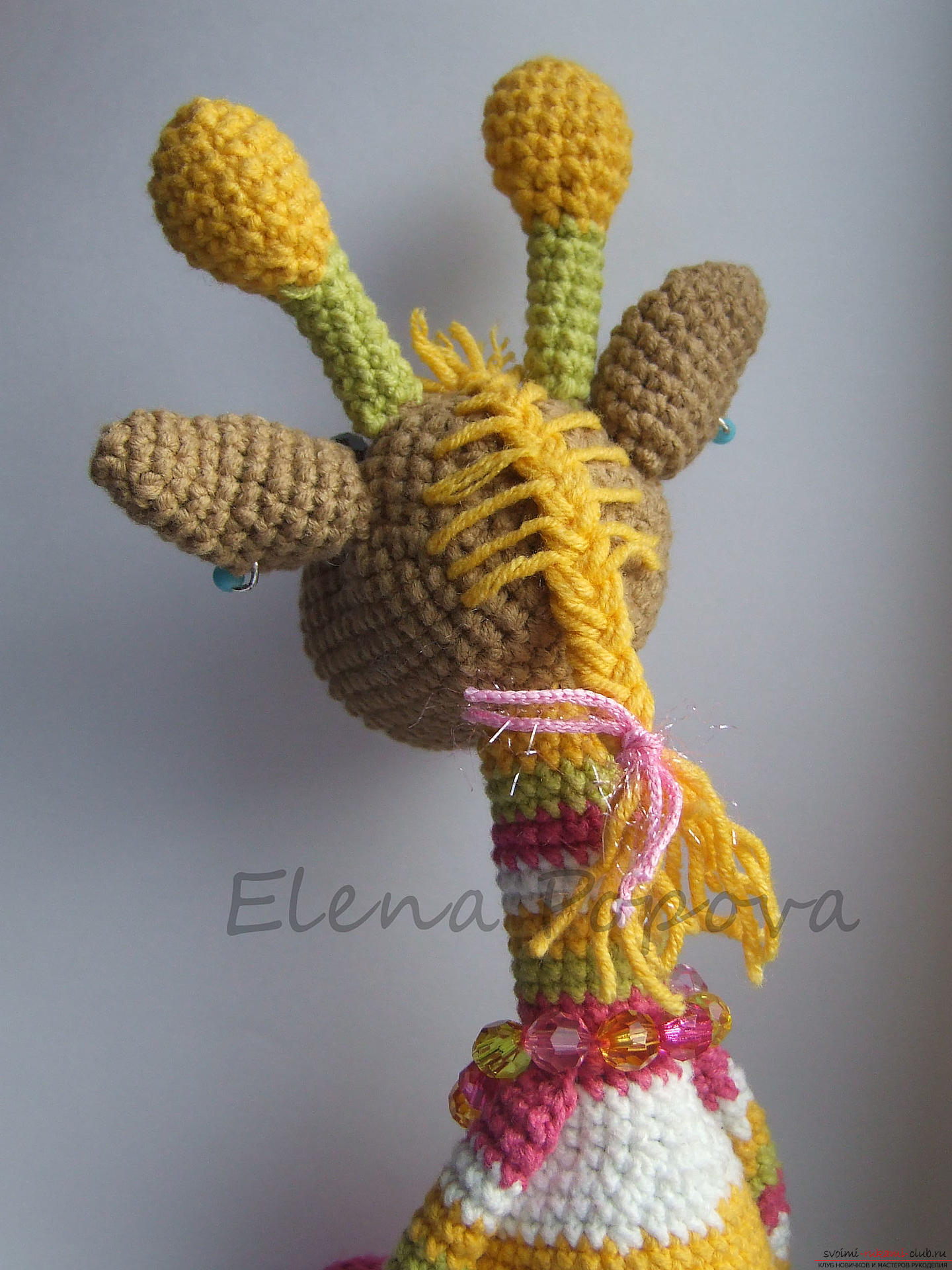 Игрушки-жирафики, связанные крючком ии украшенные бусинами по одной схеме. Фото №2