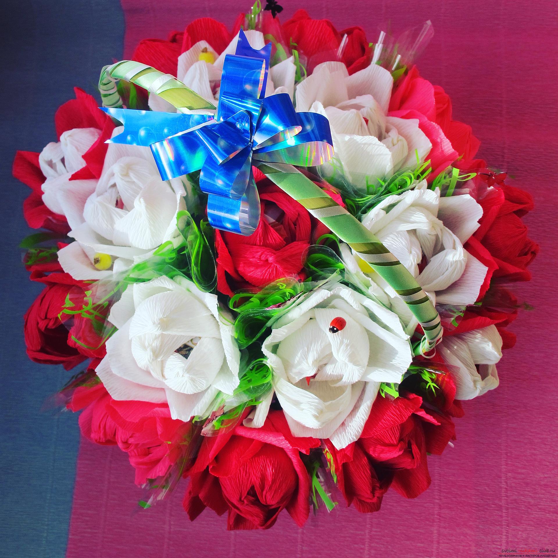 Букет цветов в корзине с конфетами. Фото №1