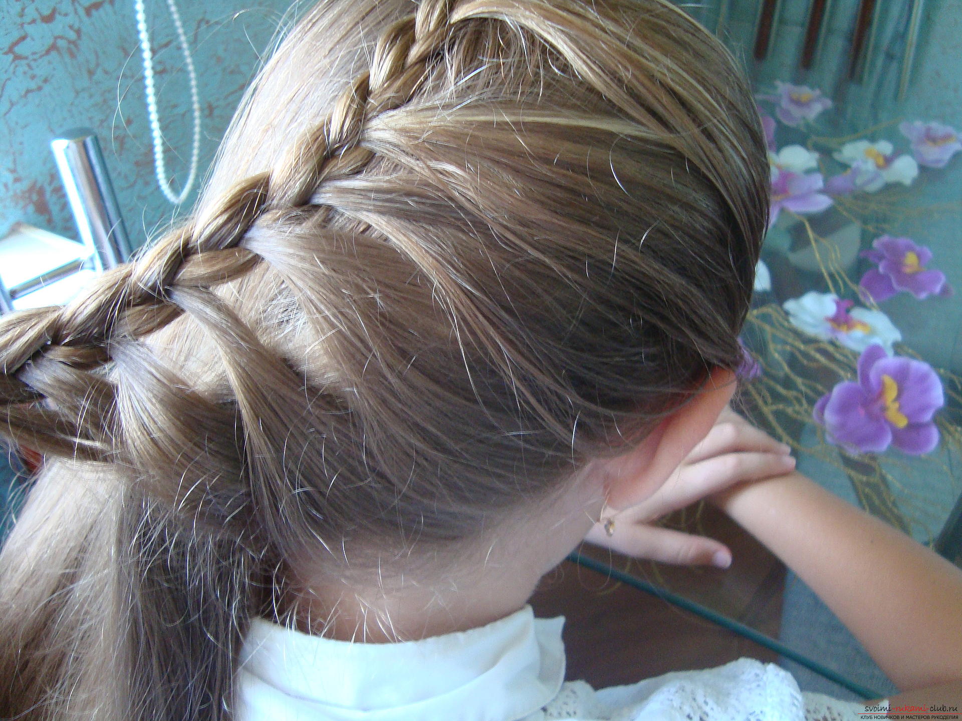 Урок по плетению косы на длинные волосы для девочки в школу. Фото №8