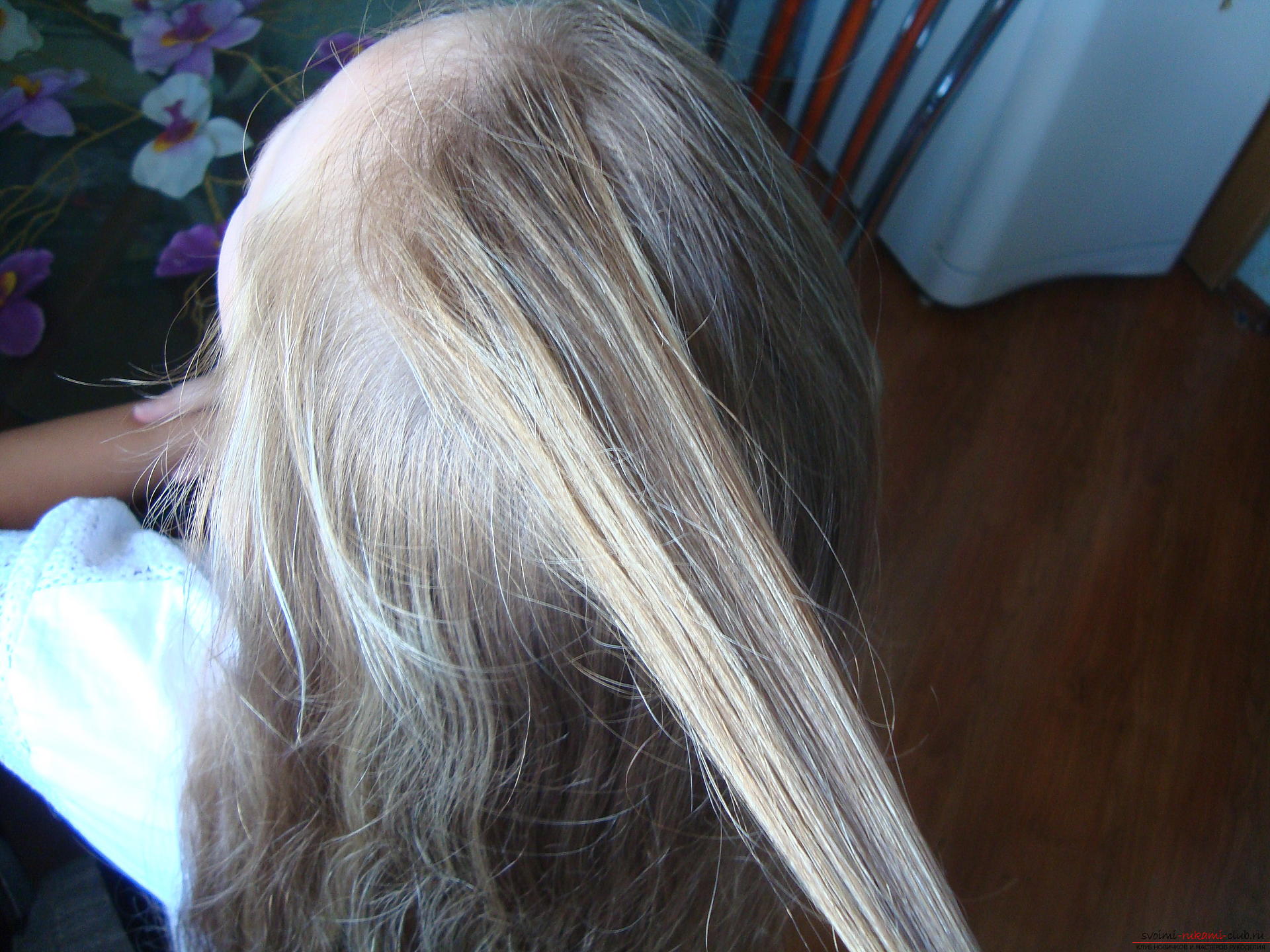 Урок по плетению косы на длинные волосы для девочки в школу. Фото №3