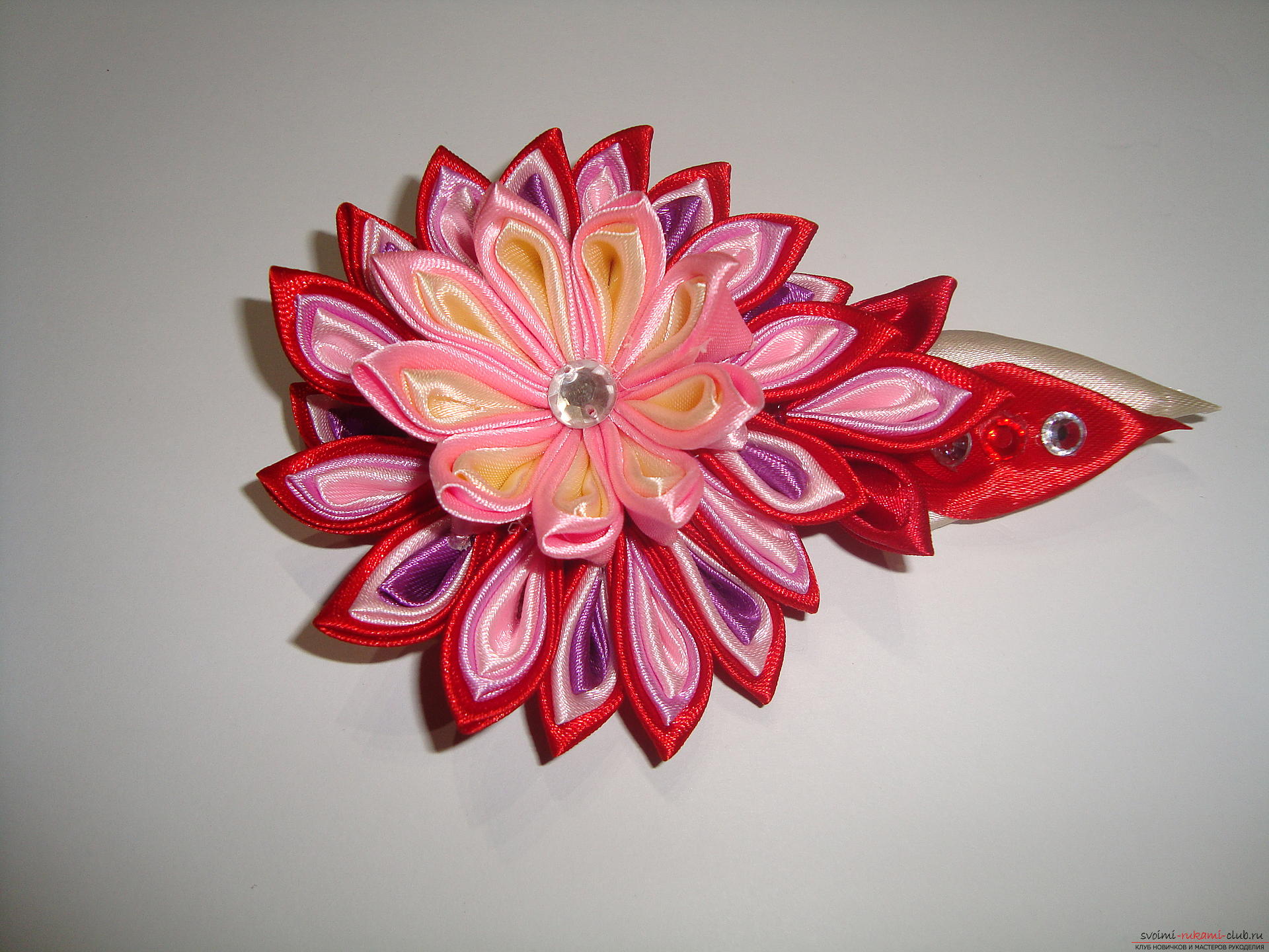 Подробное руководство с фото по изготовлению заколки в форме цветка с разноцветными лепестками в технике канзаши. Фото №18