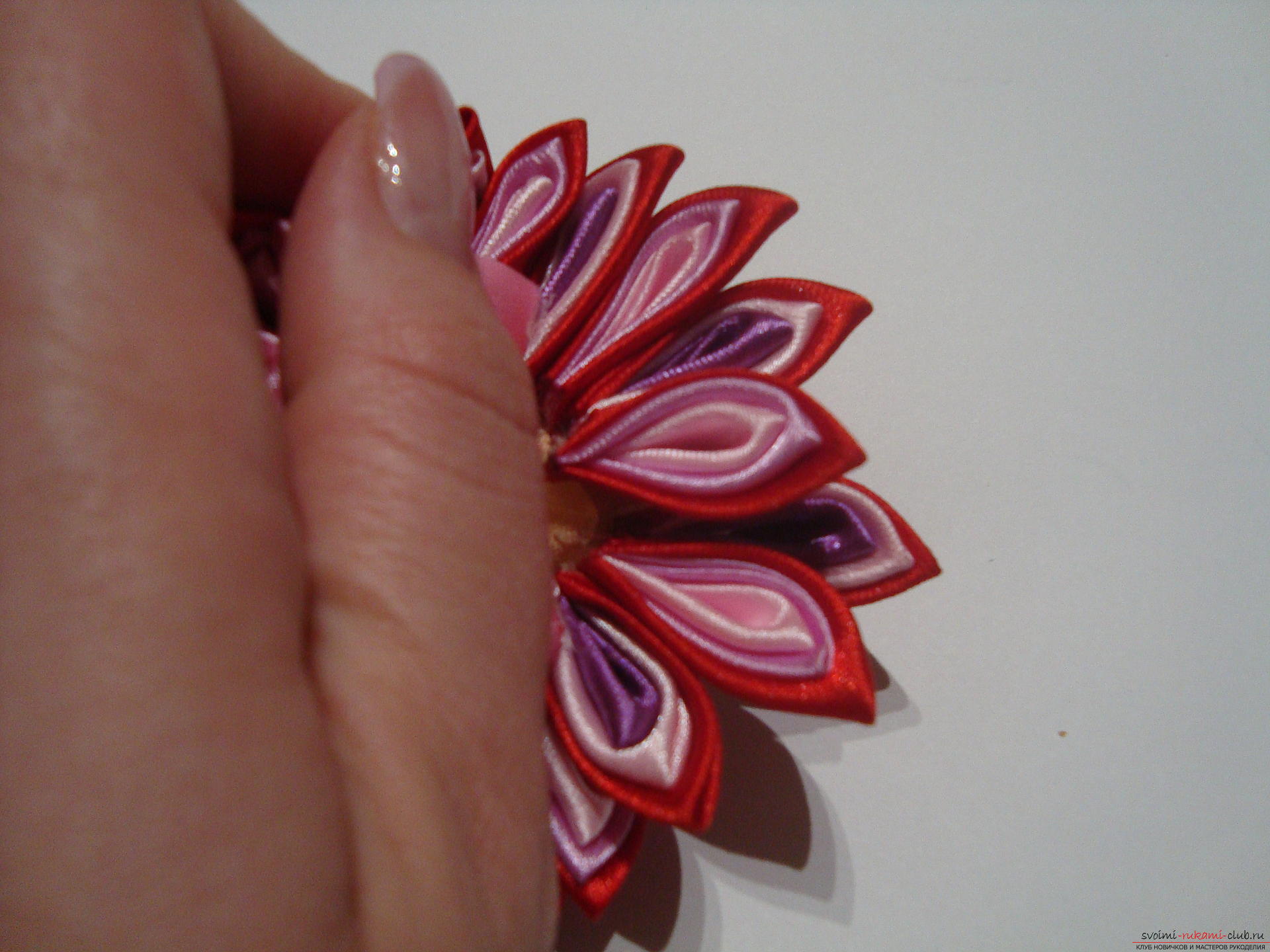Подробное руководство с фото по изготовлению заколки в форме цветка с разноцветными лепестками в технике канзаши. Фото №10