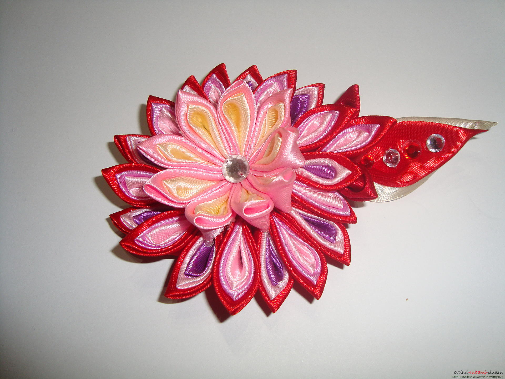 Подробное руководство с фото по изготовлению заколки в форме цветка с разноцветными лепестками в технике канзаши. Фото №1