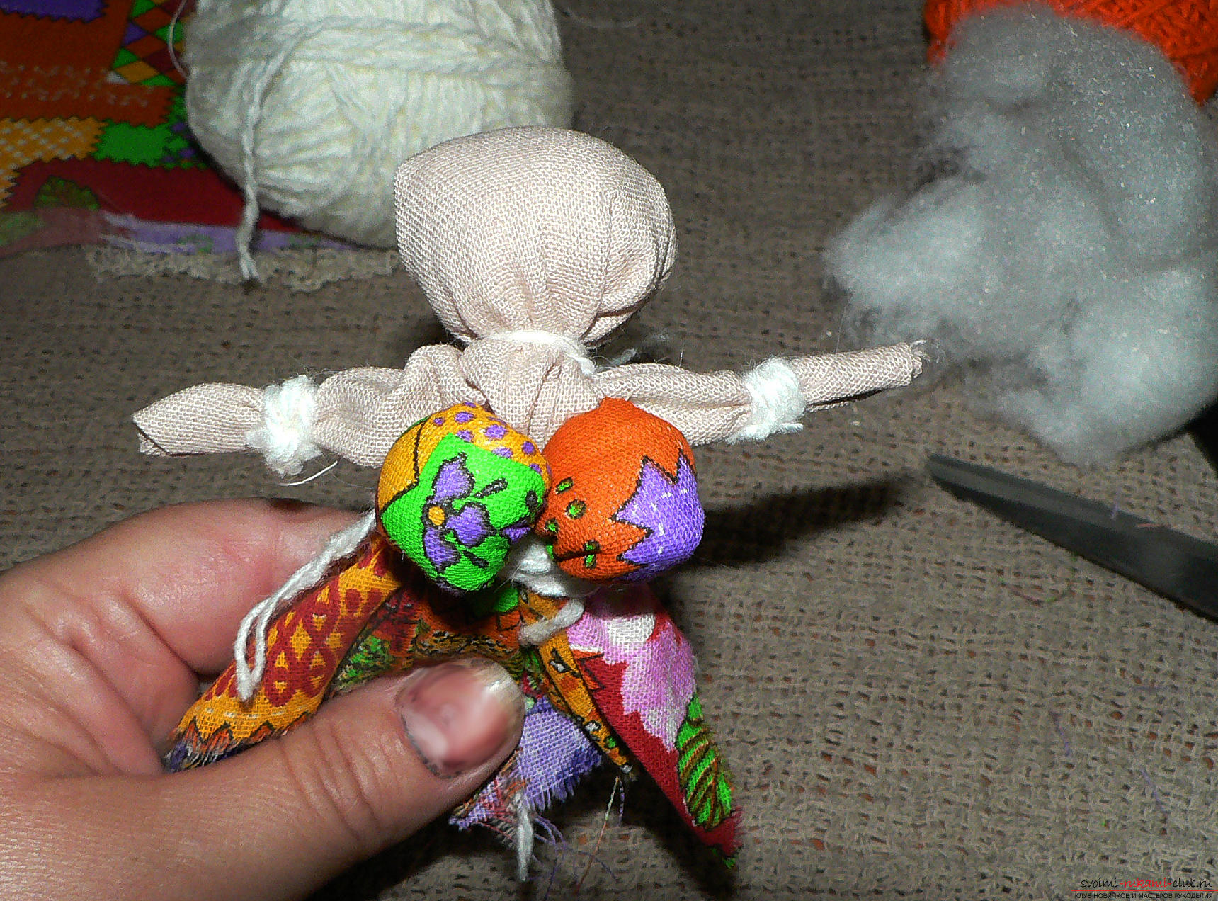 Мастер-класс научит вас как сшить куклу-оберег из лоскутов ткани. Красивая кукла будет оберегать вас или ее можно подарить.. Фото №11