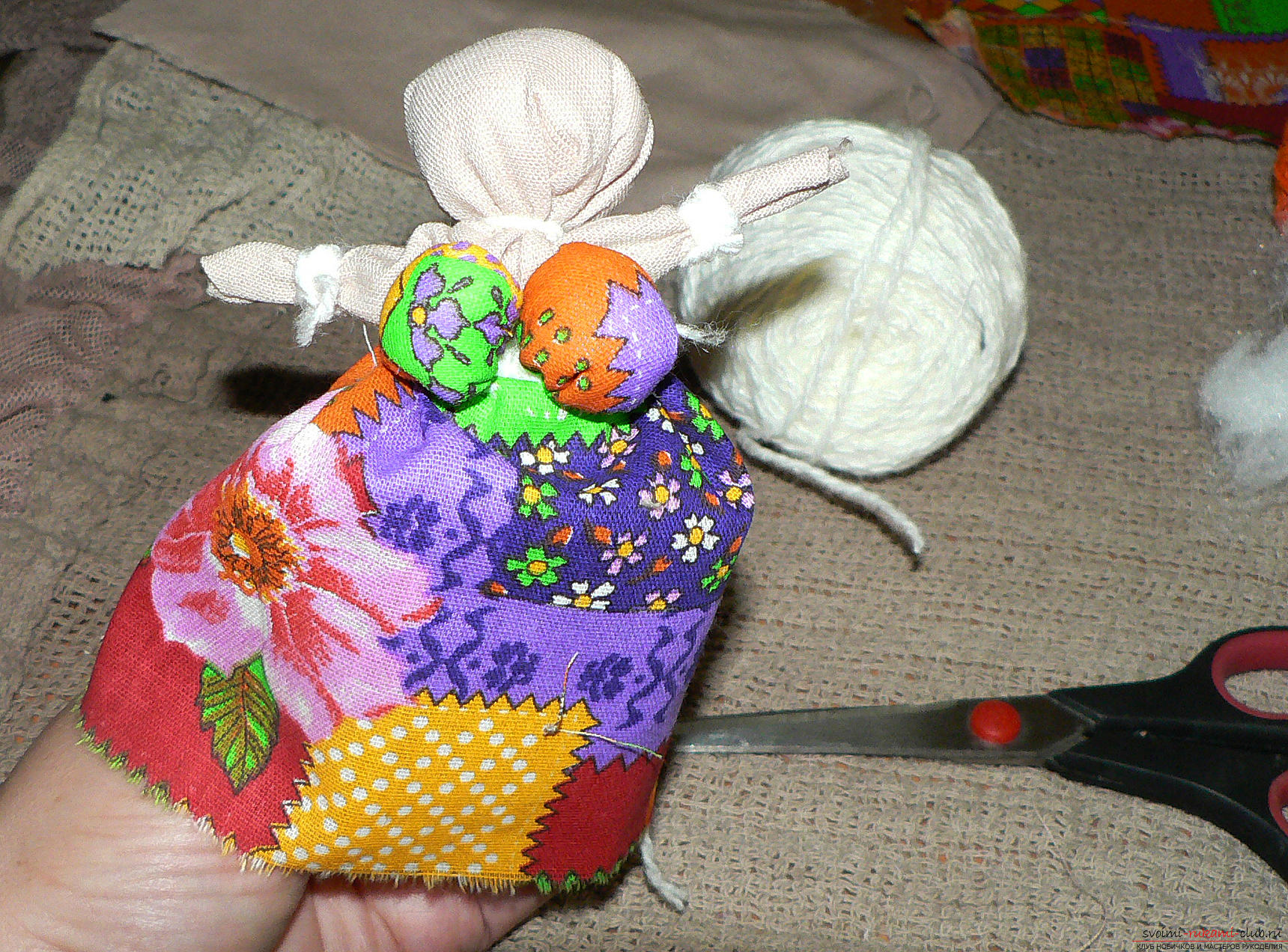 Мастер-класс научит вас как сшить куклу-оберег из лоскутов ткани. Красивая кукла будет оберегать вас или ее можно подарить.. Фото №14