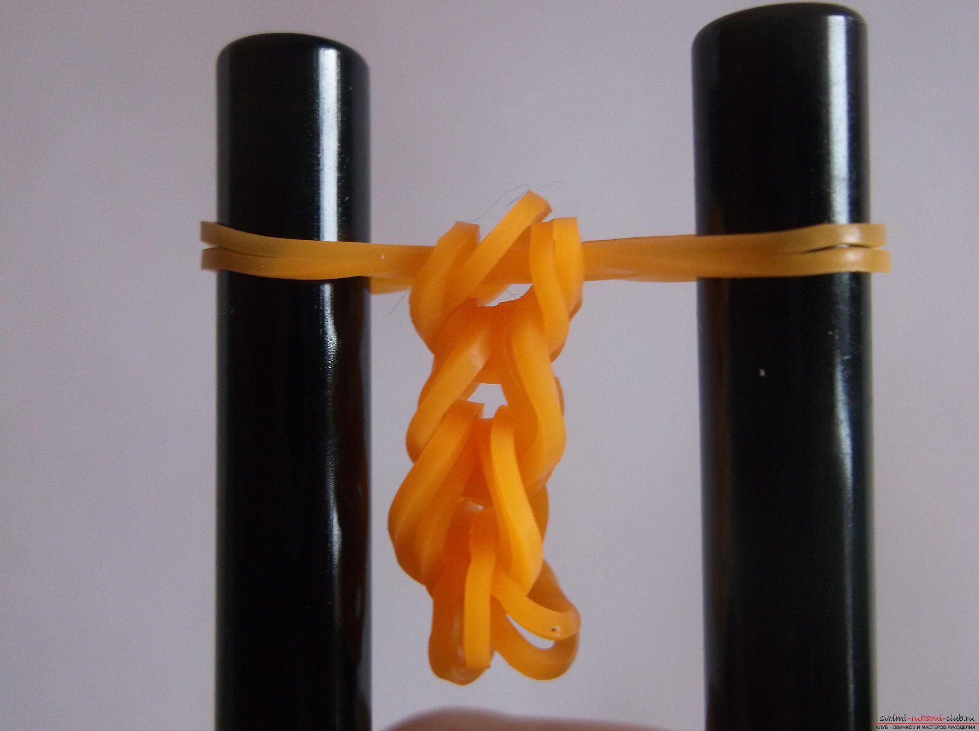 Фото к уроку по плетению мандаринки из резиночек. Фото №5