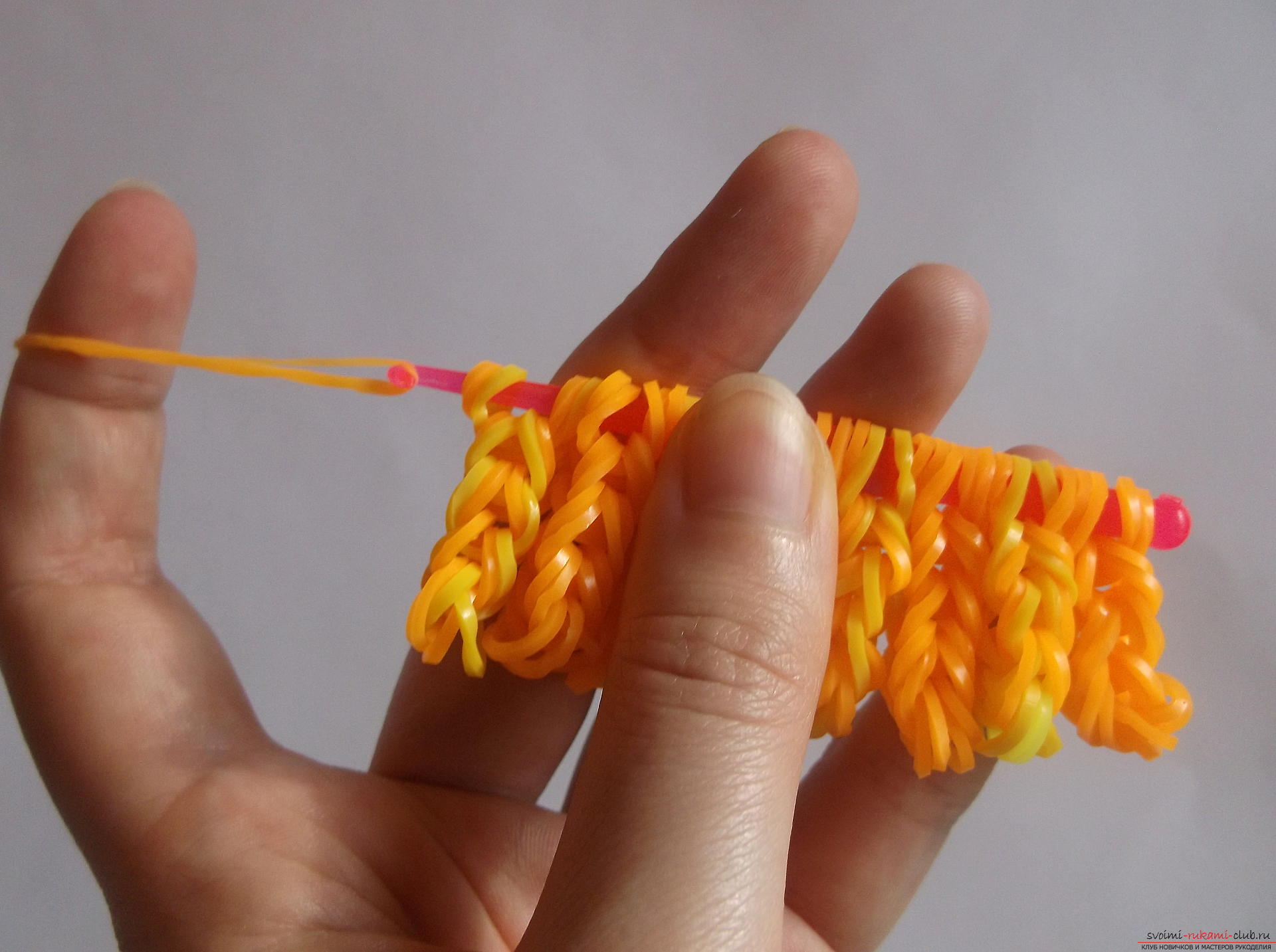 Фото к уроку по плетению мандаринки из резиночек. Фото №6