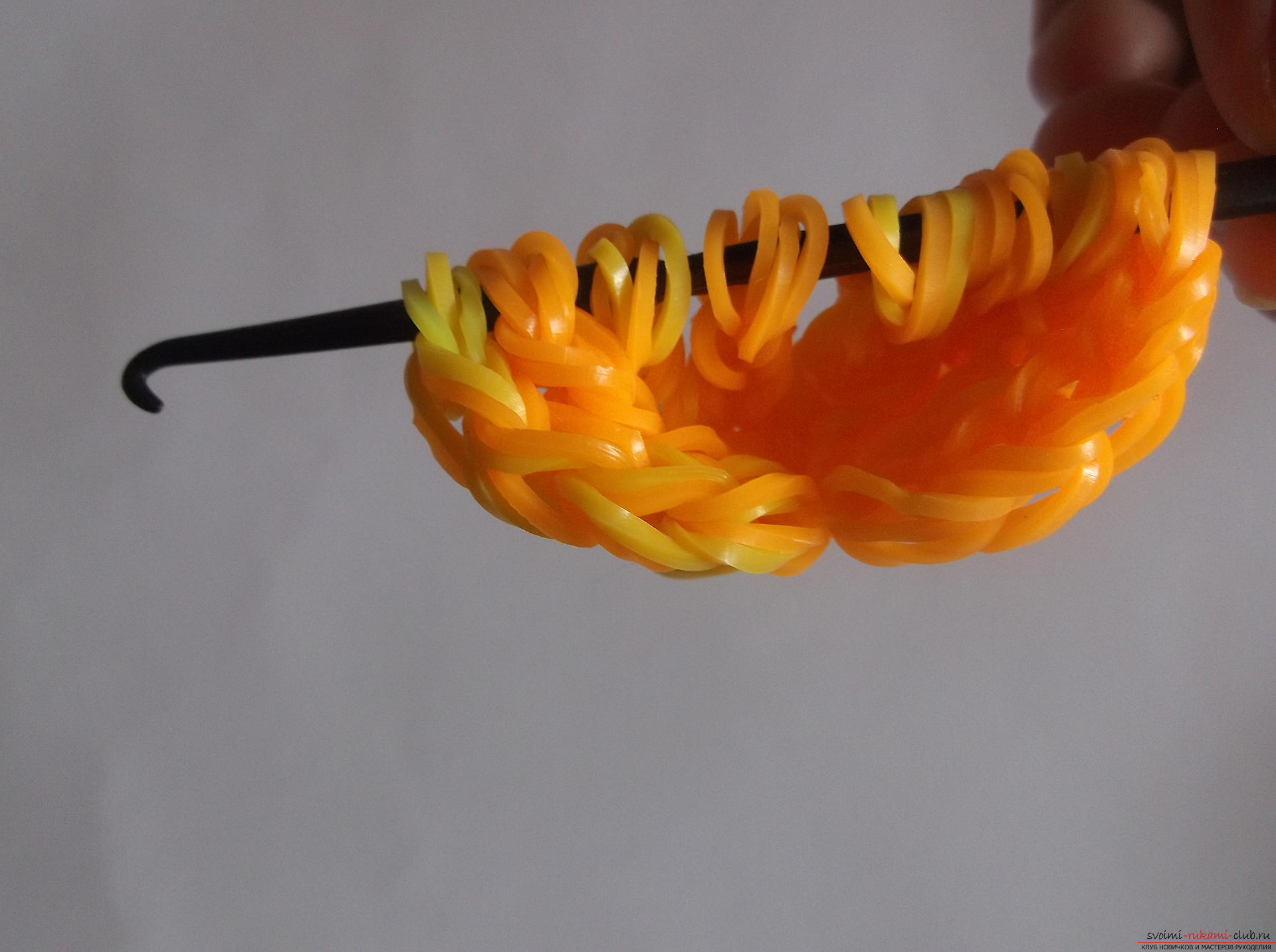 Фото к уроку по плетению мандаринки из резиночек. Фото №10