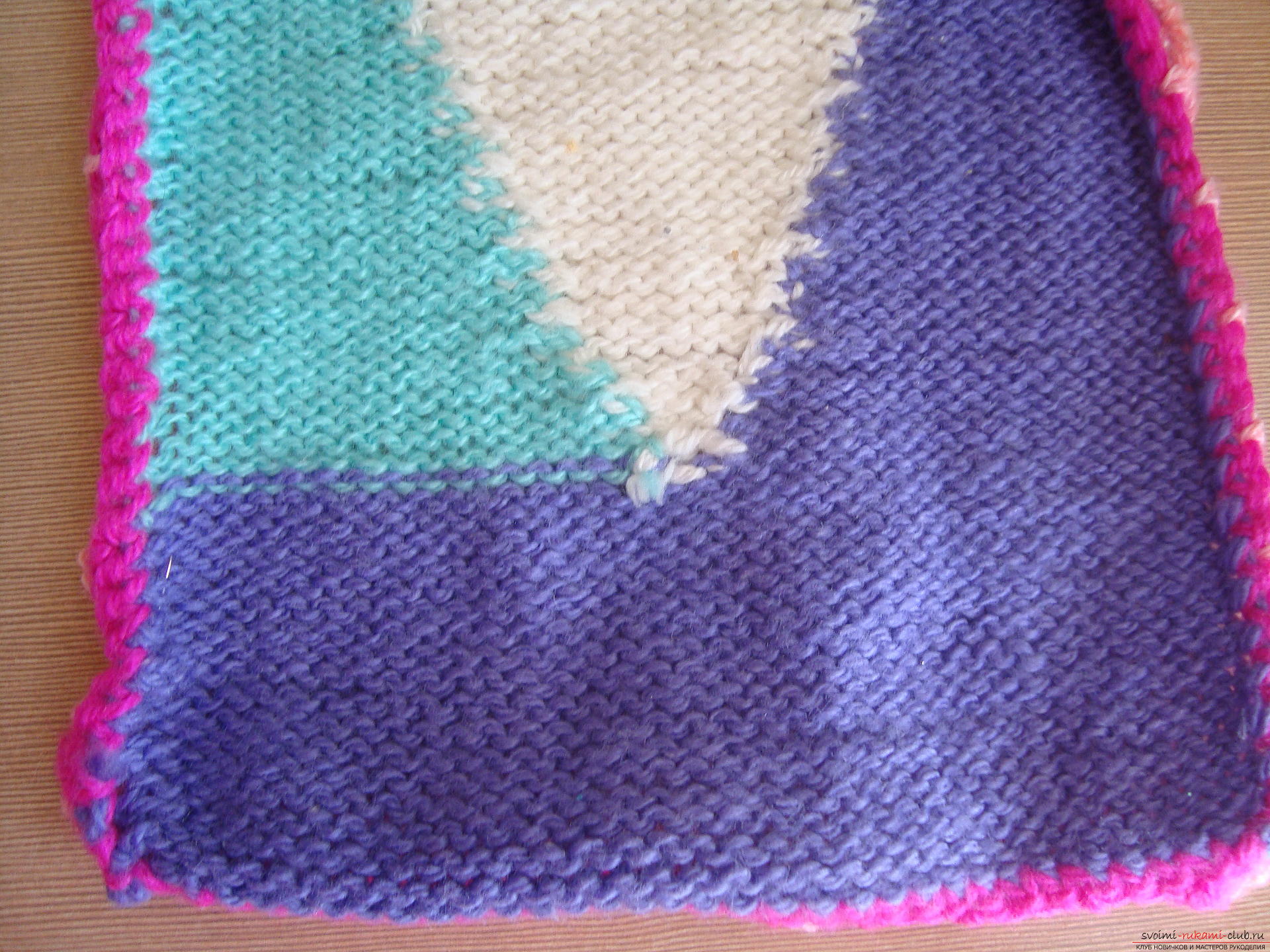 Пошаговые фотографии процесса вязания на спицах одеяла для кукол. Фото №2