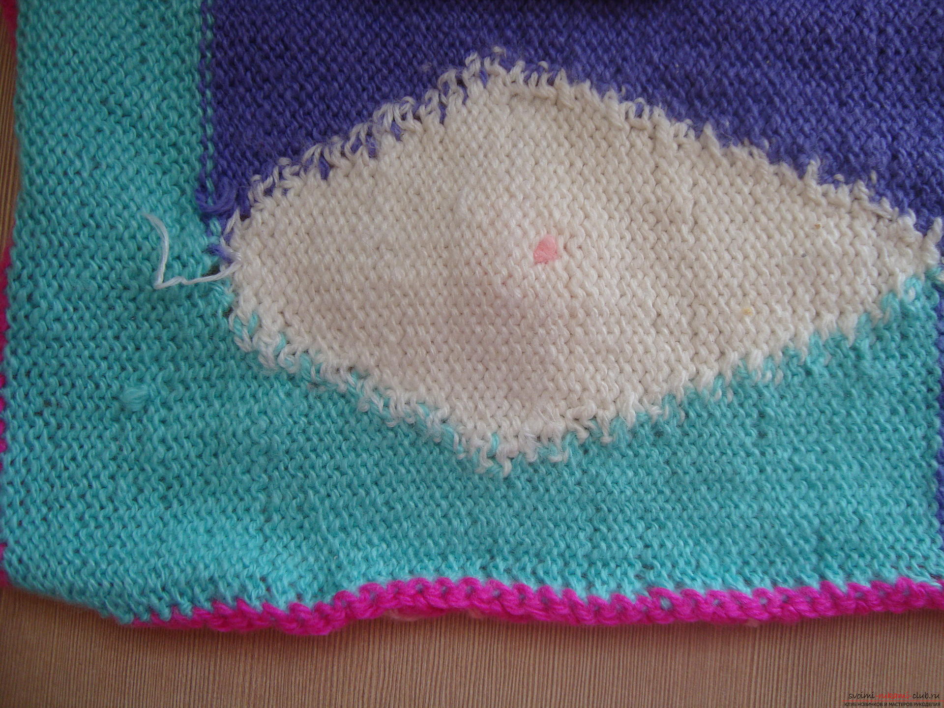 Пошаговые фотографии процесса вязания на спицах одеяла для кукол. Фото №3