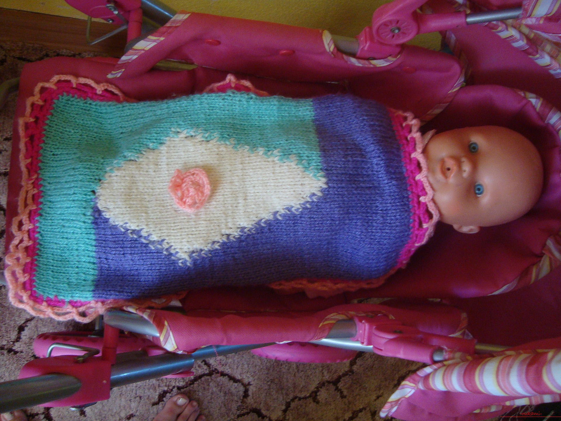 Пошаговые фотографии процесса вязания на спицах одеяла для кукол. Фото №6
