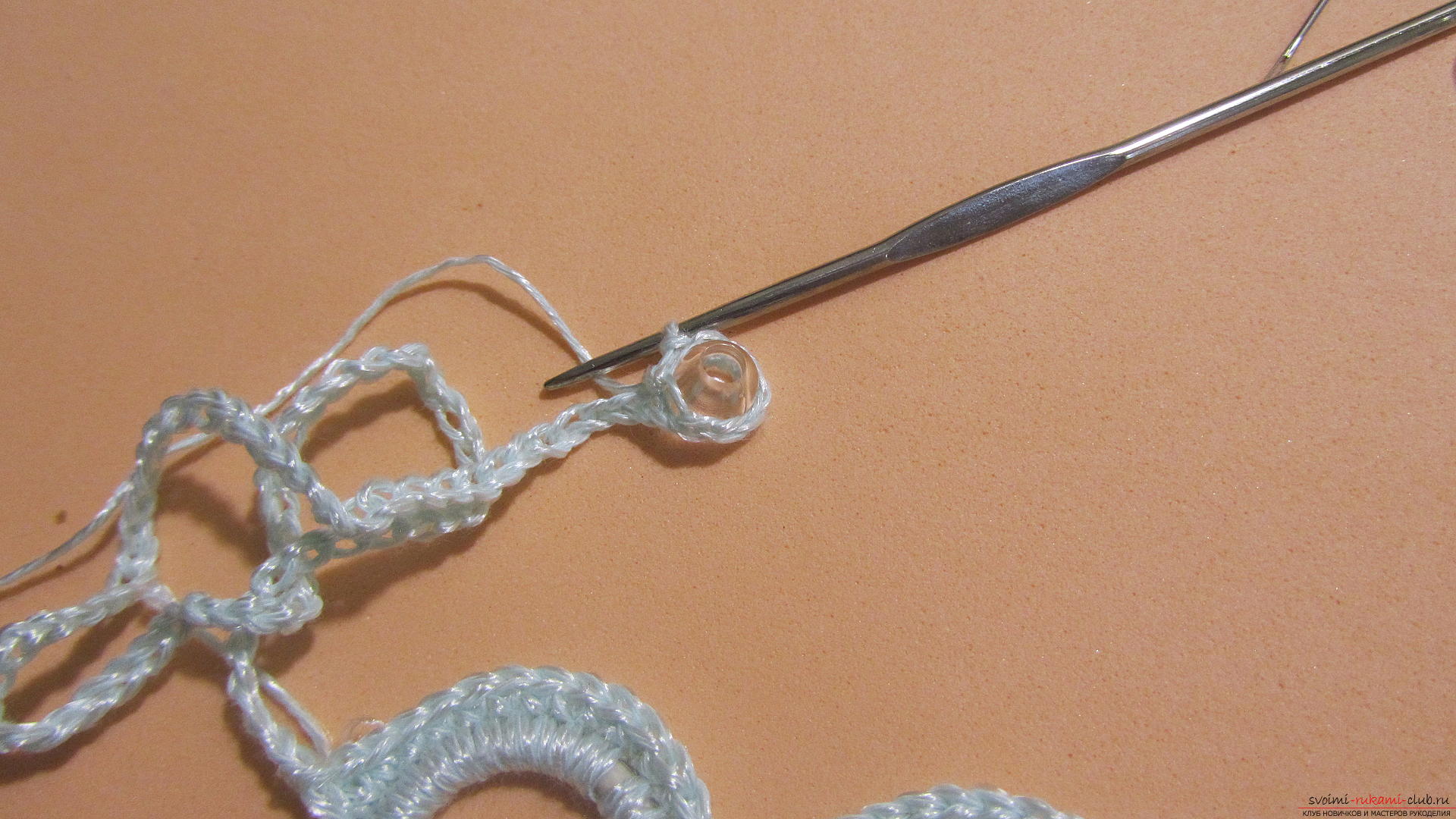 Этот мастер-класс научит как сделать украшения своими руками, самодельное ожерелье можно связать крючком. Фото №27