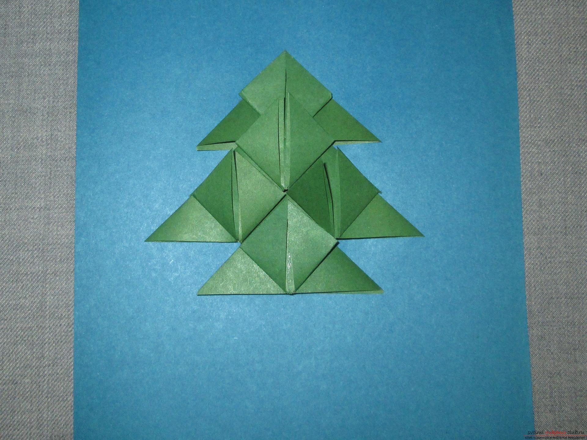 Этот подробный мастер-класс оригами для детей 7 лет научит как сделать елку из бумаги своими руками.. Фото №13