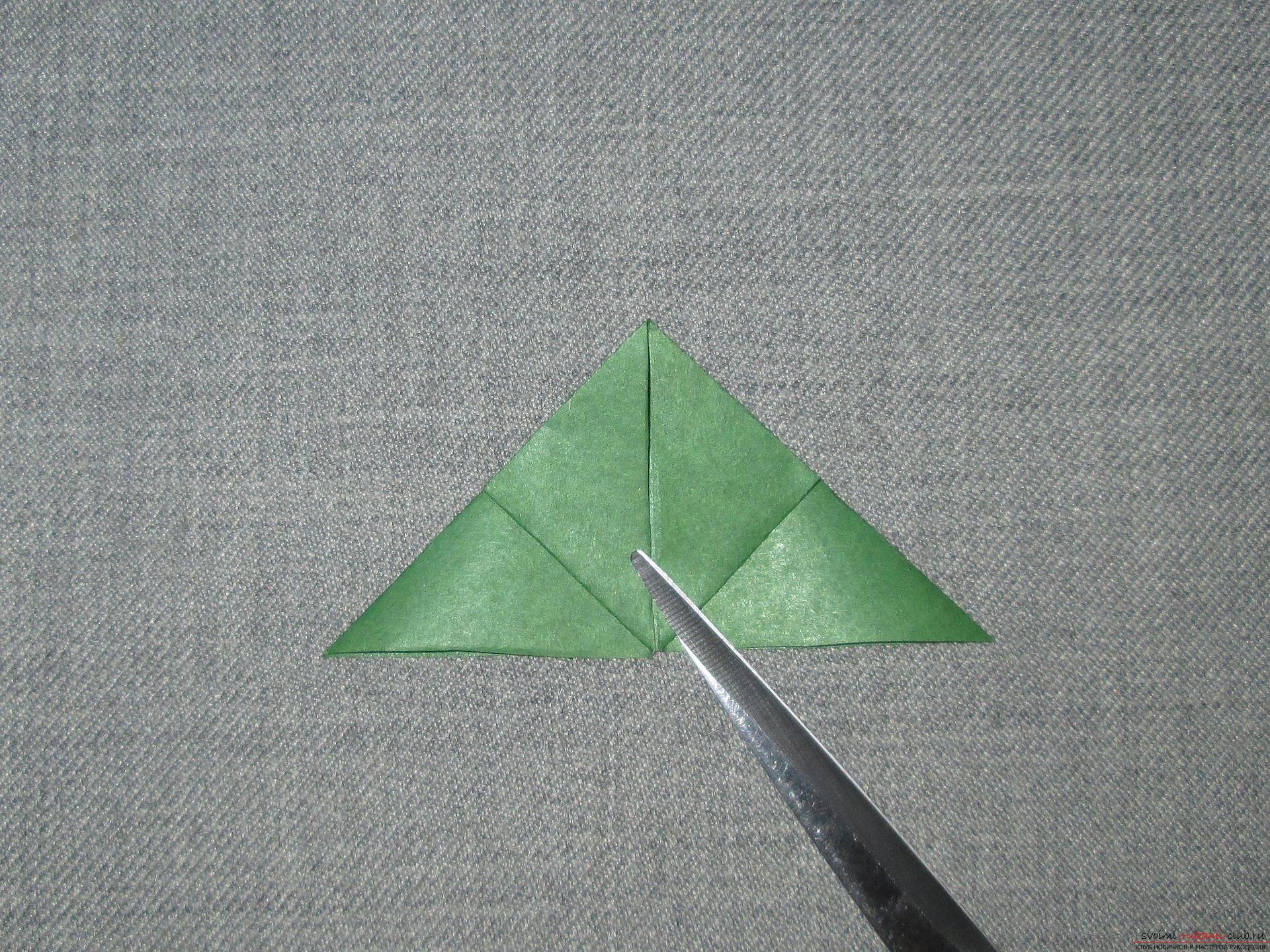 Этот подробный мастер-класс оригами для детей 7 лет научит как сделать елку из бумаги своими руками.. Фото №8