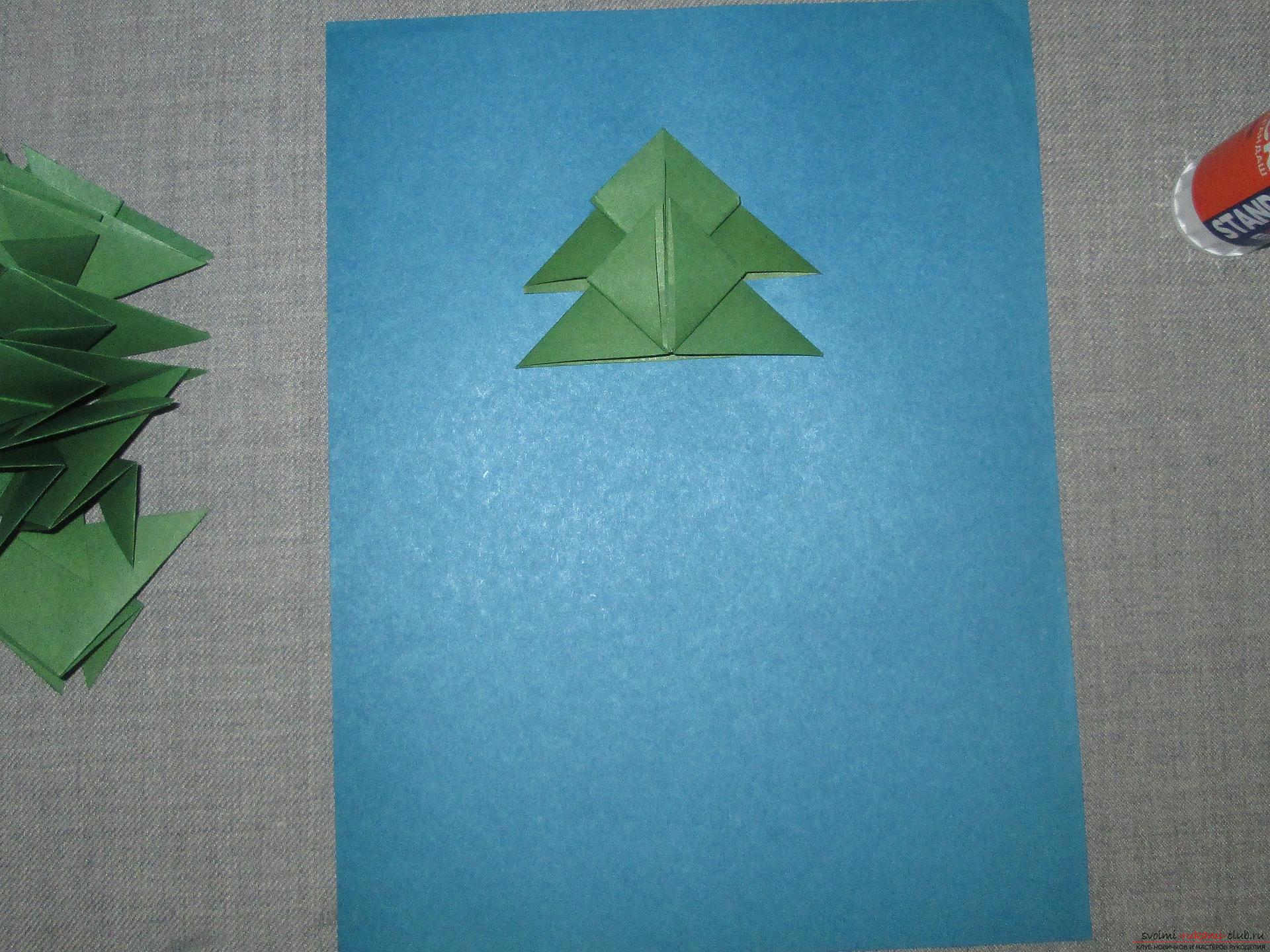Этот подробный мастер-класс оригами для детей 7 лет научит как сделать елку из бумаги своими руками.. Фото №11