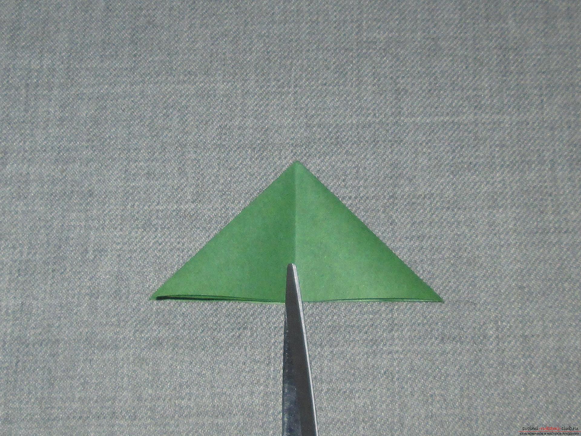 Этот подробный мастер-класс оригами для детей 7 лет научит как сделать елку из бумаги своими руками.. Фото №6