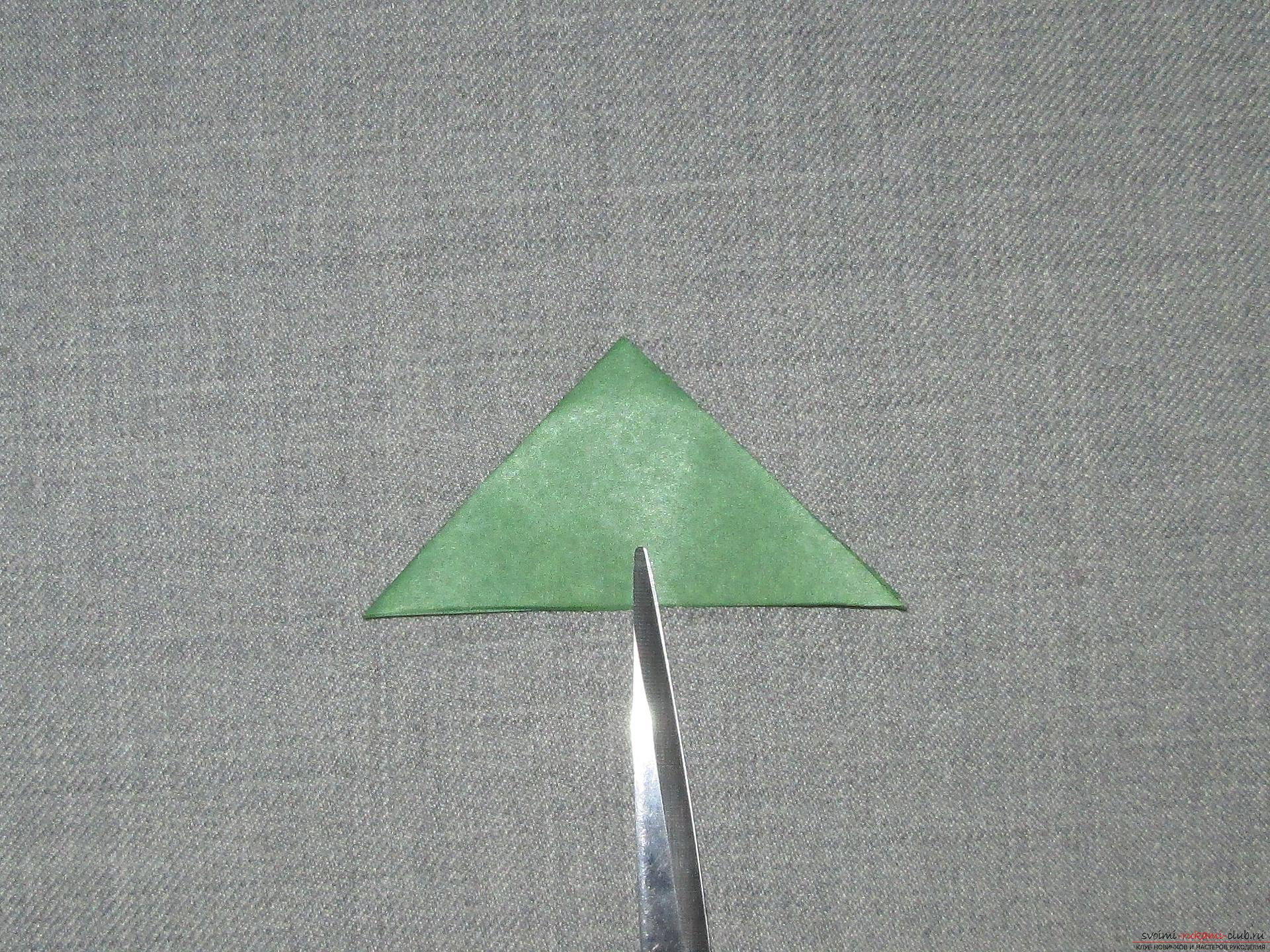 Этот подробный мастер-класс оригами для детей 7 лет научит как сделать елку из бумаги своими руками.. Фото №3