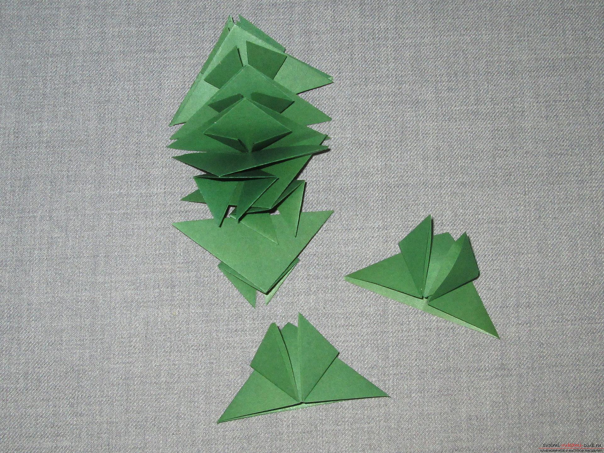 Этот подробный мастер-класс оригами для детей 7 лет научит как сделать елку из бумаги своими руками.. Фото №9