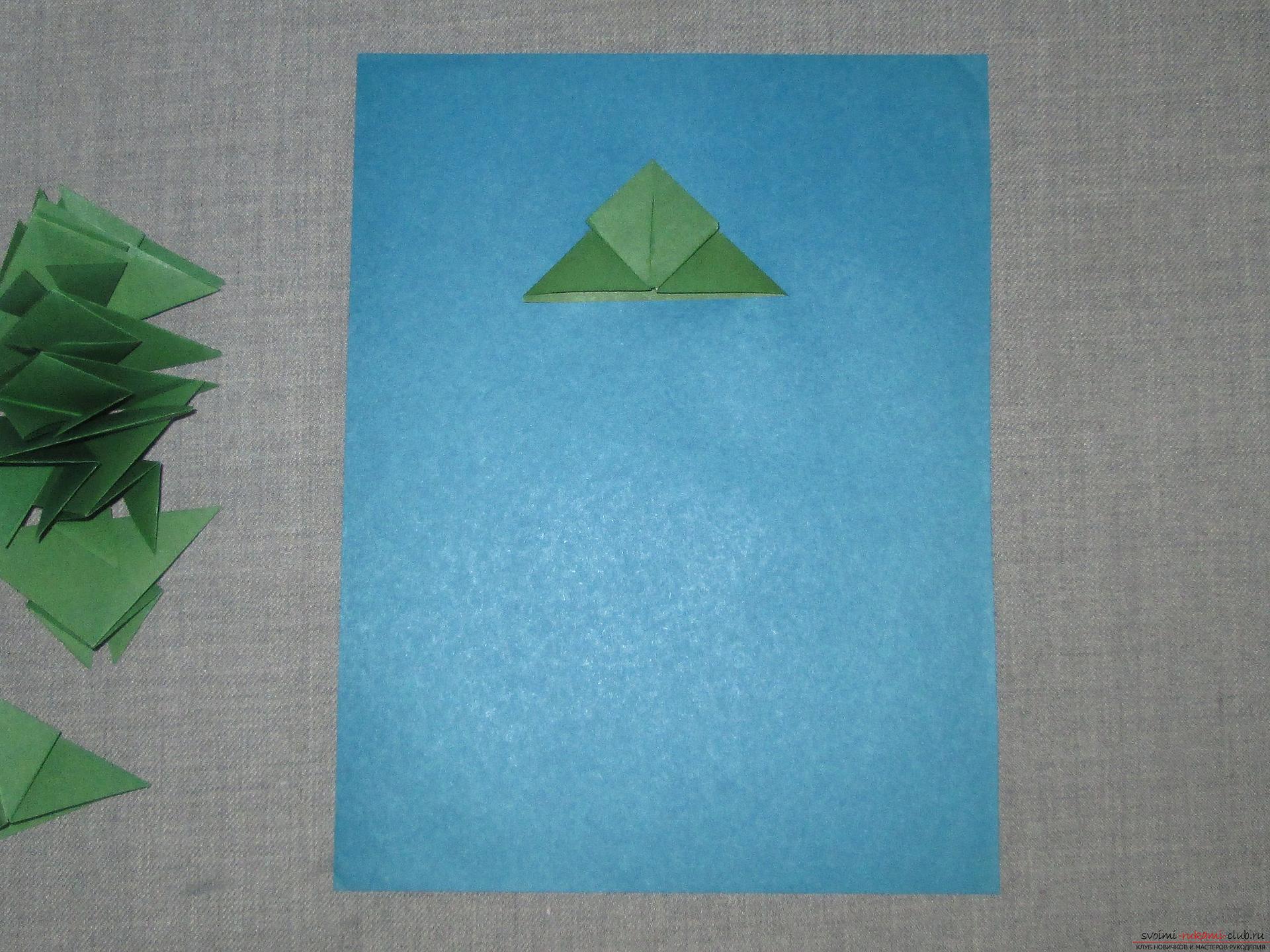 Этот подробный мастер-класс оригами для детей 7 лет научит как сделать елку из бумаги своими руками.. Фото №10