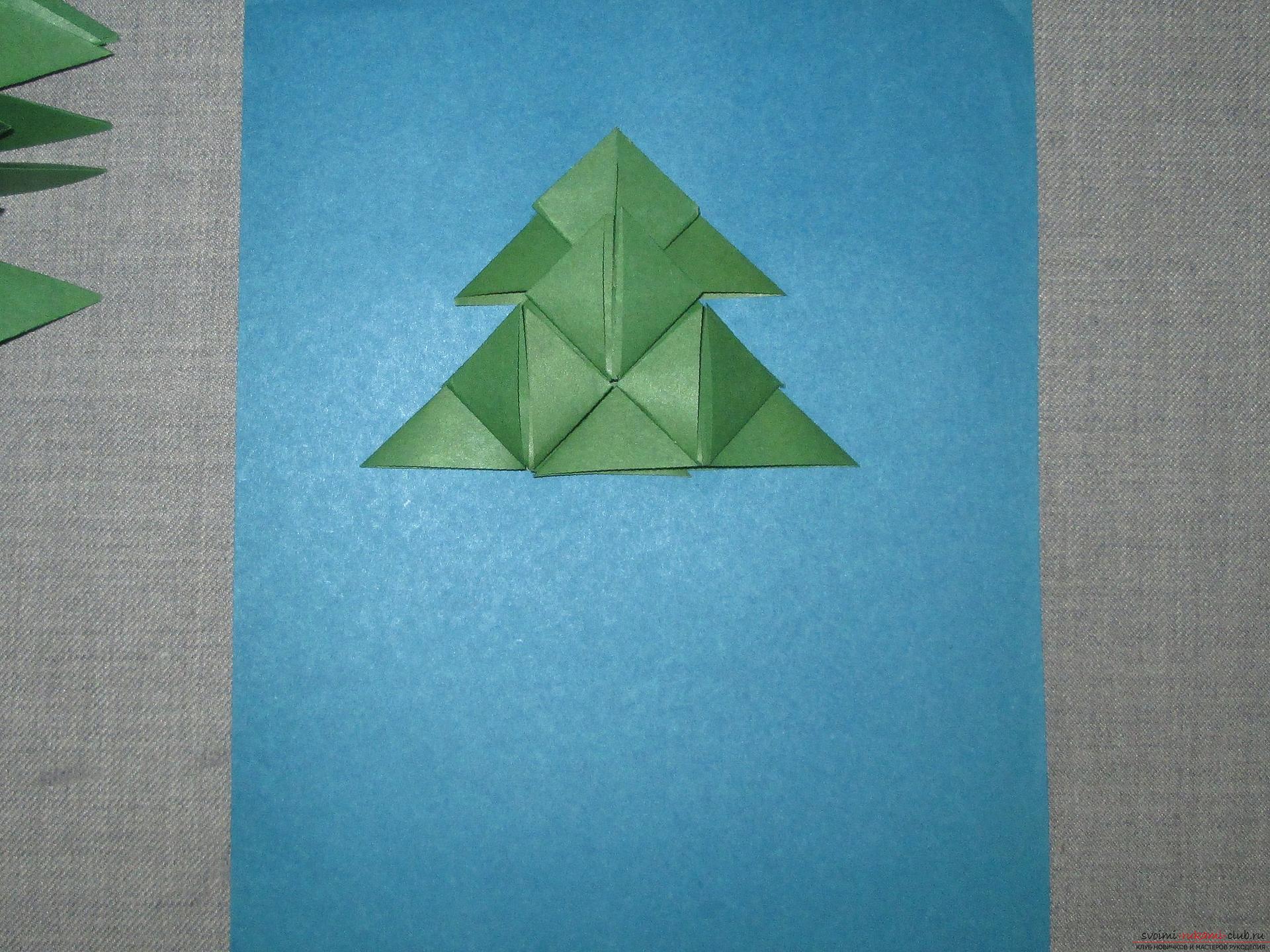 Этот подробный мастер-класс оригами для детей 7 лет научит как сделать елку из бумаги своими руками.. Фото №12