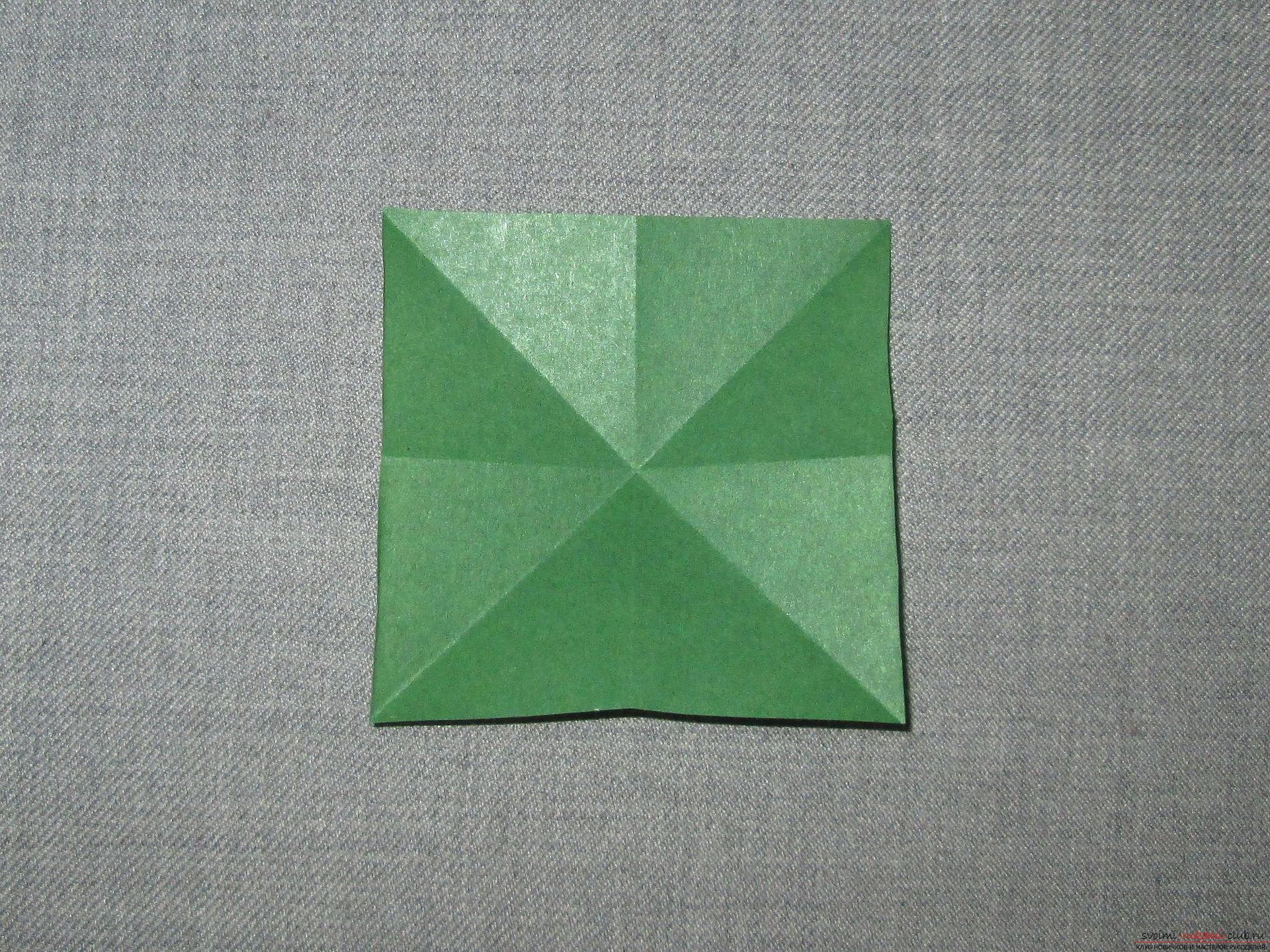 Этот подробный мастер-класс оригами для детей 7 лет научит как сделать елку из бумаги своими руками.. Фото №4