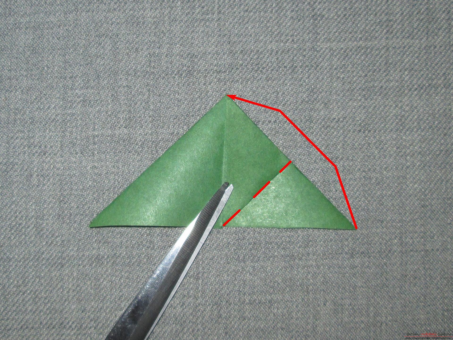 Этот подробный мастер-класс оригами для детей 7 лет научит как сделать елку из бумаги своими руками.. Фото №7