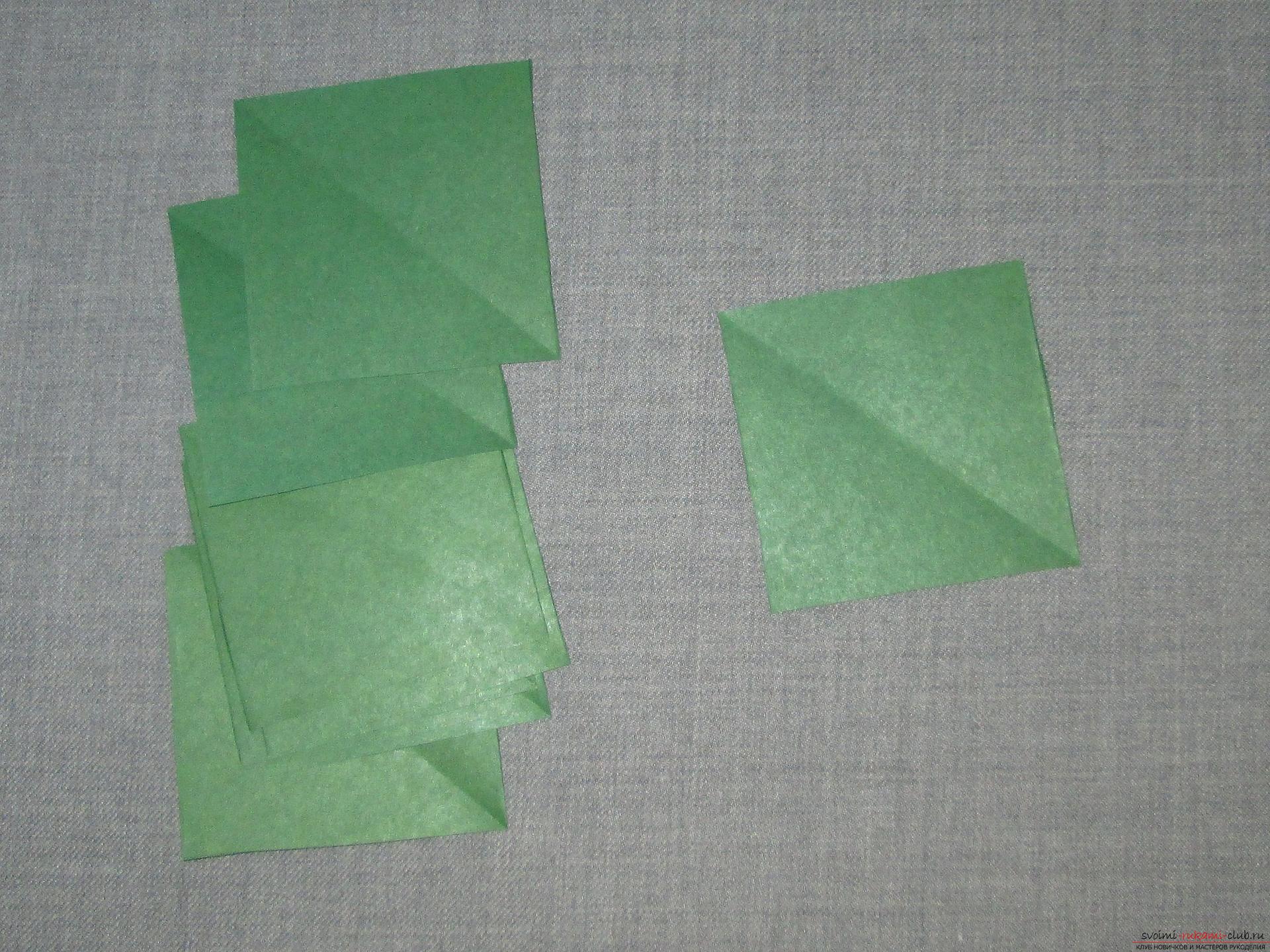 Этот подробный мастер-класс оригами для детей 7 лет научит как сделать елку из бумаги своими руками.. Фото №2