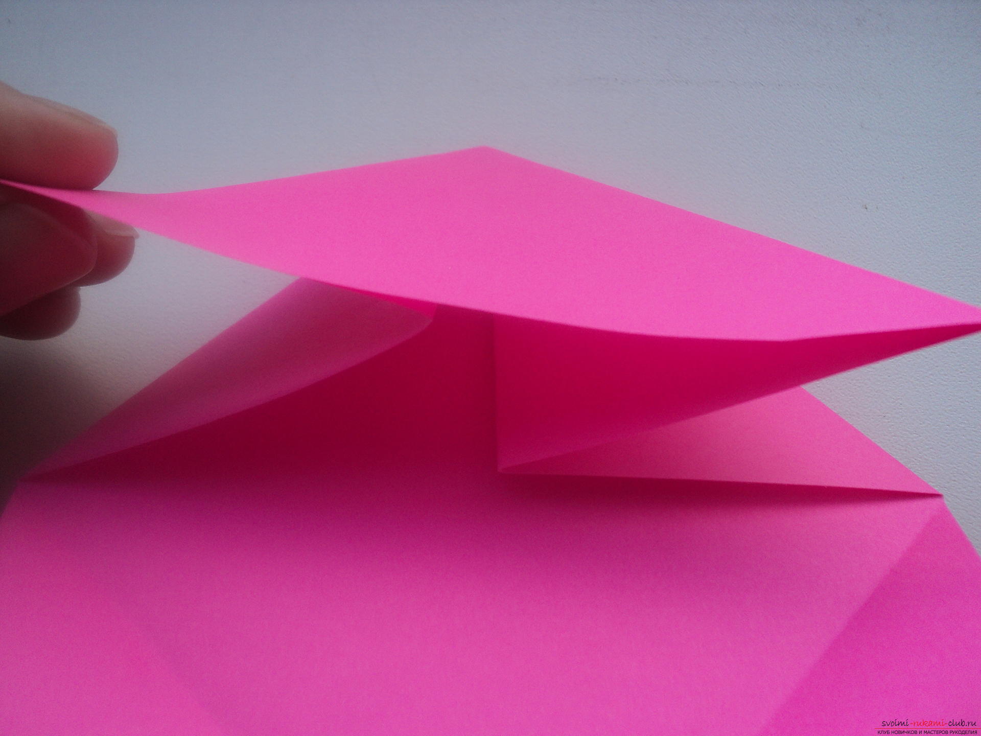 Этот подробный мастер-класс с пошаговыми фото и описанием научит как сделать своими руками оригами-сердце из бумаги.. Фото №15