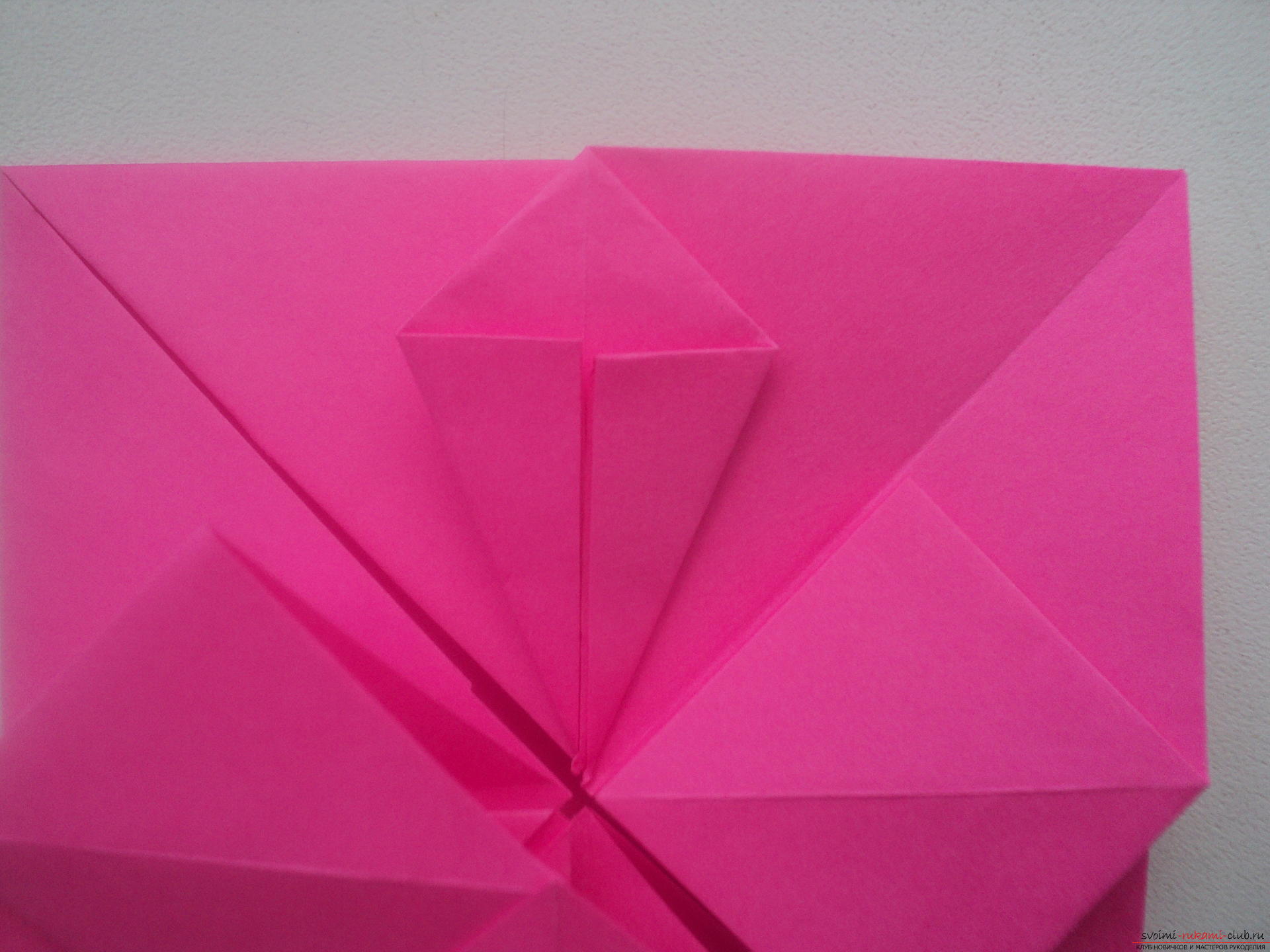 Этот подробный мастер-класс с пошаговыми фото и описанием научит как сделать своими руками оригами-сердце из бумаги.. Фото №26