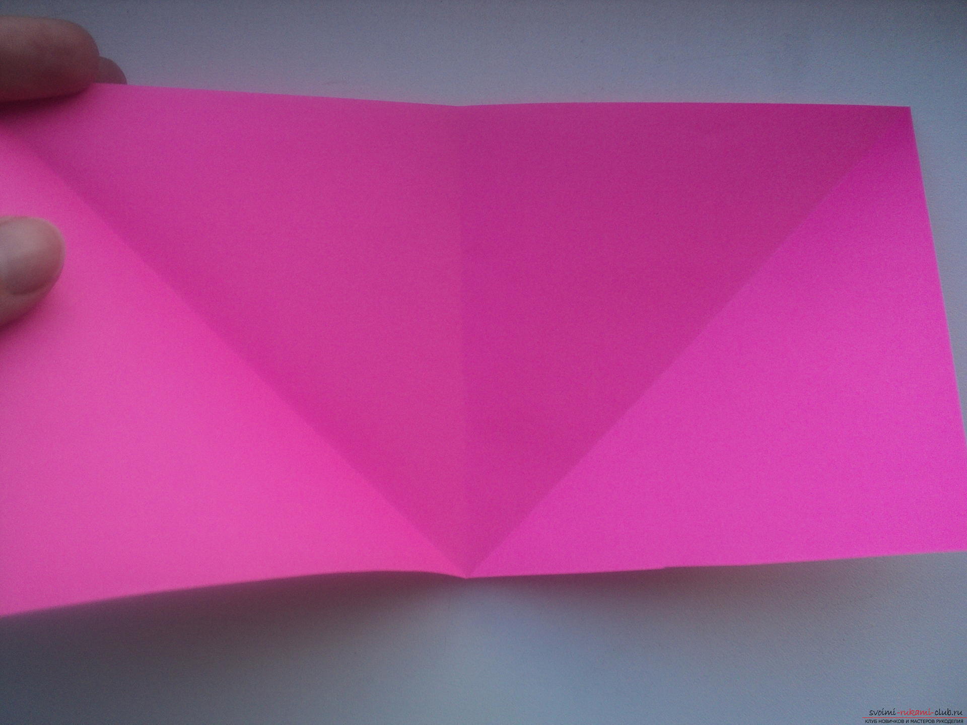 Этот подробный мастер-класс с пошаговыми фото и описанием научит как сделать своими руками оригами-сердце из бумаги.. Фото №9