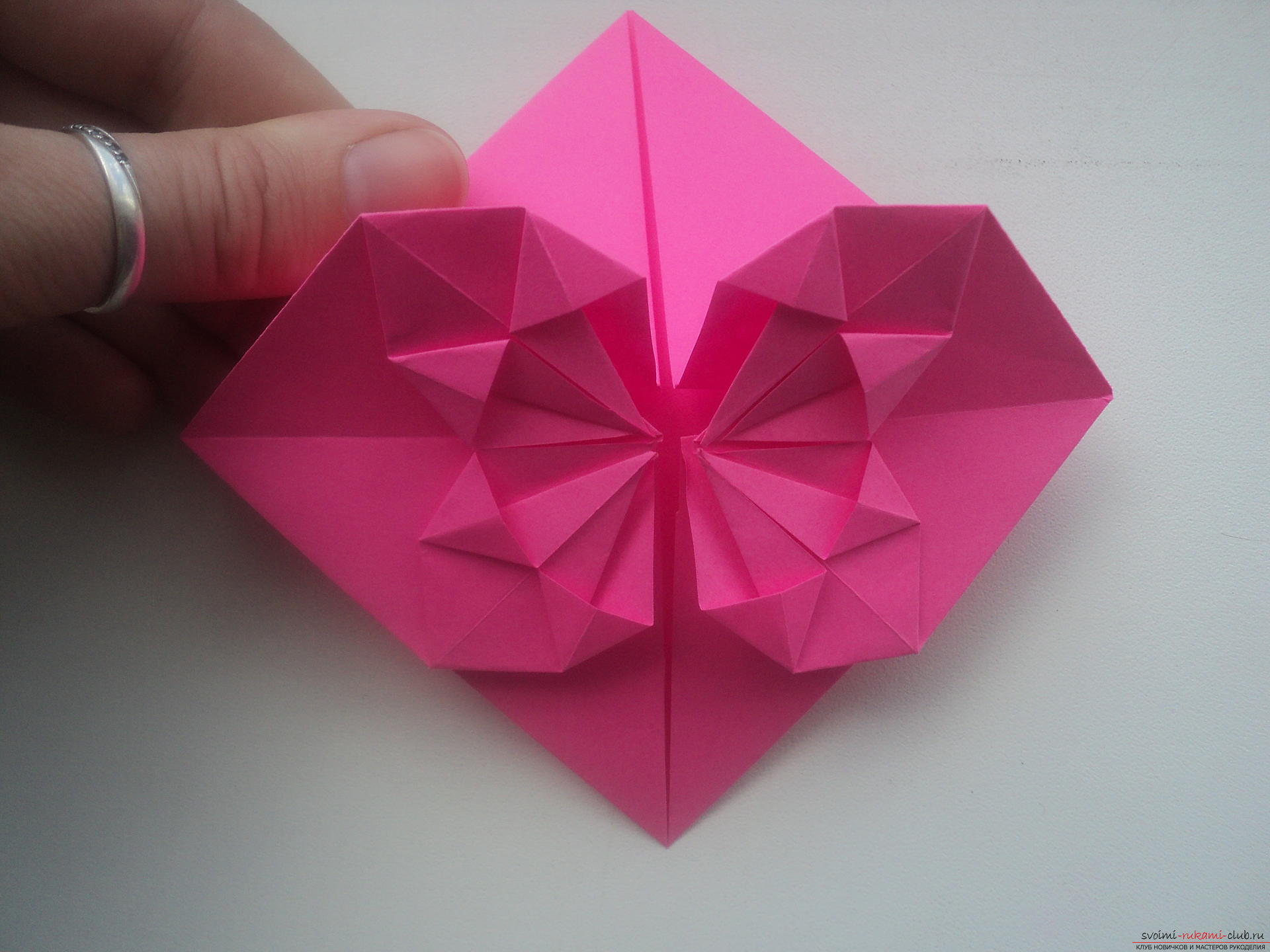Этот подробный мастер-класс с пошаговыми фото и описанием научит как сделать своими руками оригами-сердце из бумаги.. Фото №31