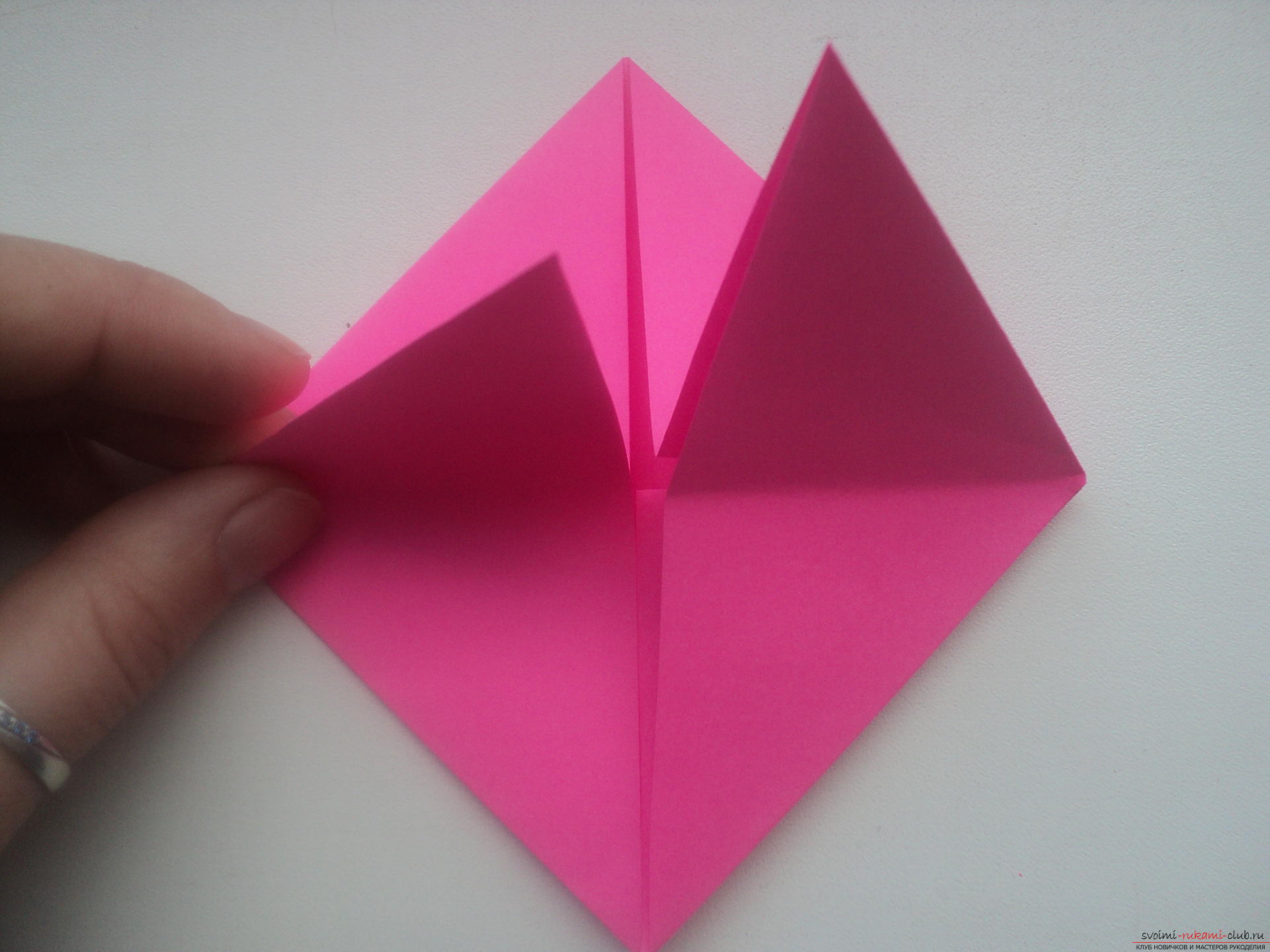 Этот подробный мастер-класс с пошаговыми фото и описанием научит как сделать своими руками оригами-сердце из бумаги.. Фото №19
