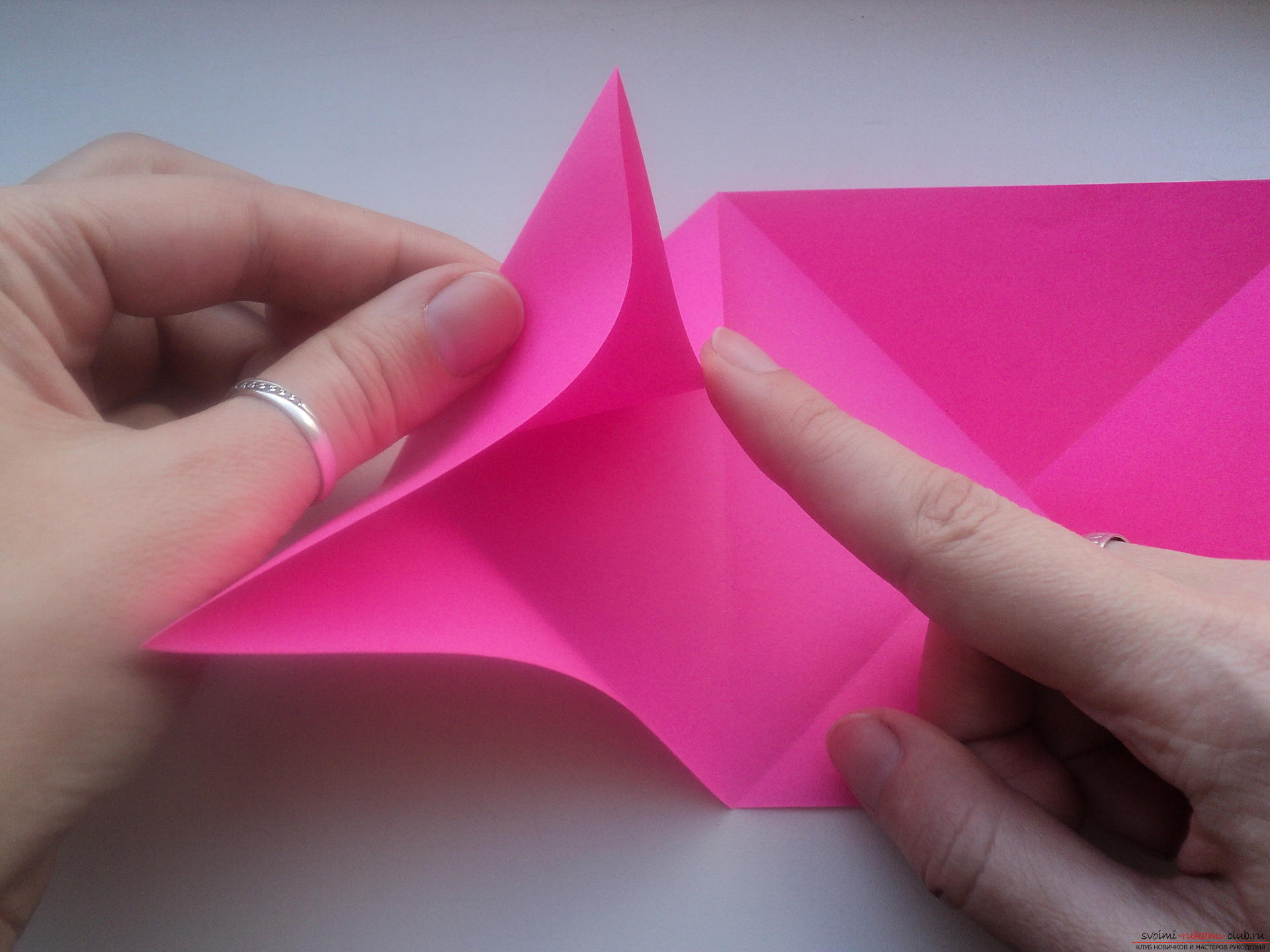 Этот подробный мастер-класс с пошаговыми фото и описанием научит как сделать своими руками оригами-сердце из бумаги.. Фото №12