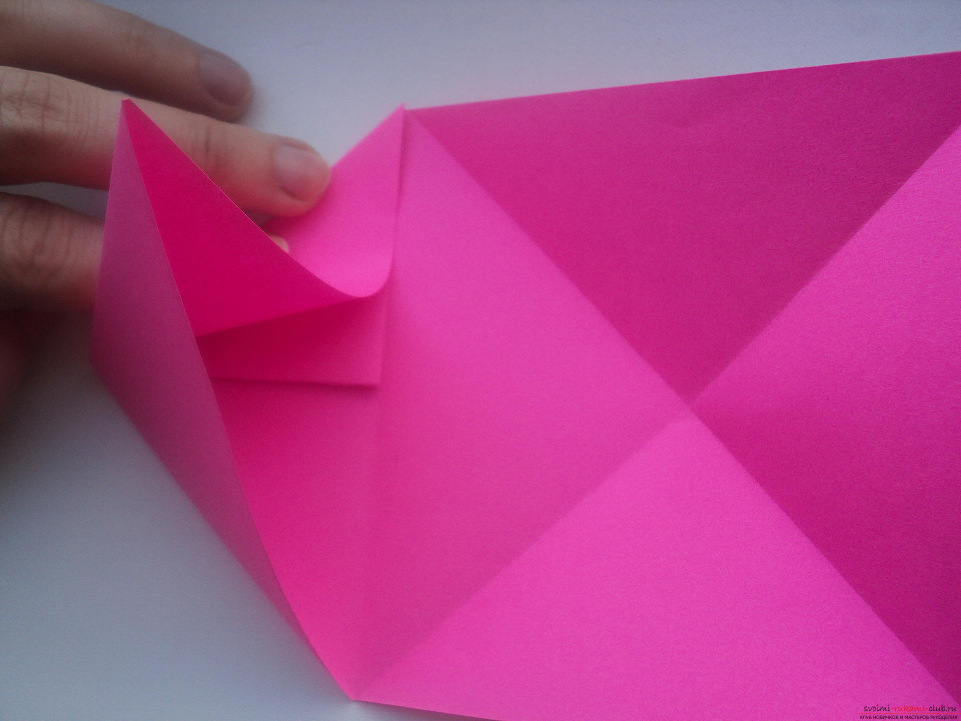 Этот подробный мастер-класс с пошаговыми фото и описанием научит как сделать своими руками оригами-сердце из бумаги.. Фото №13
