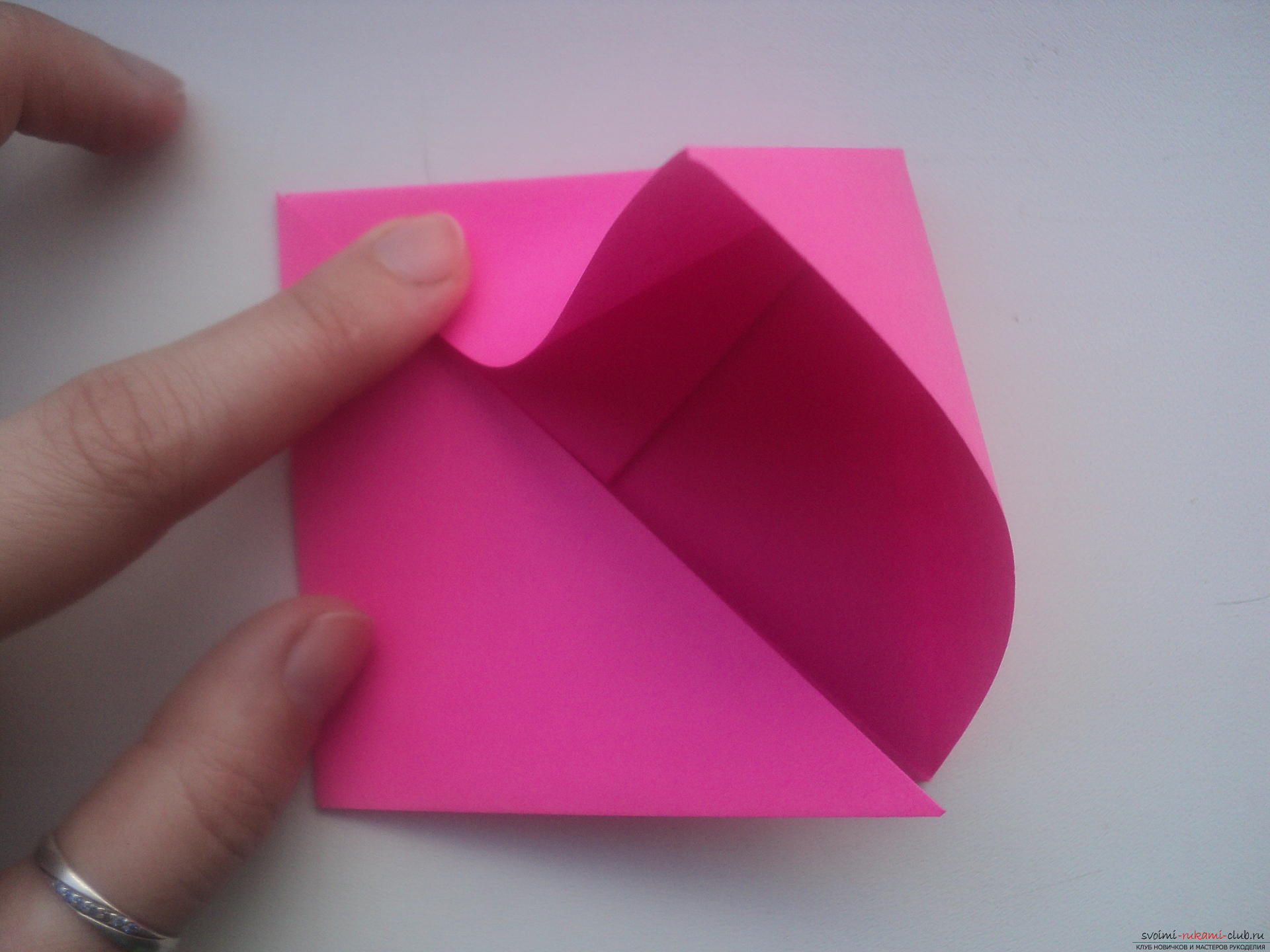 Этот подробный мастер-класс с пошаговыми фото и описанием научит как сделать своими руками оригами-сердце из бумаги.. Фото №17