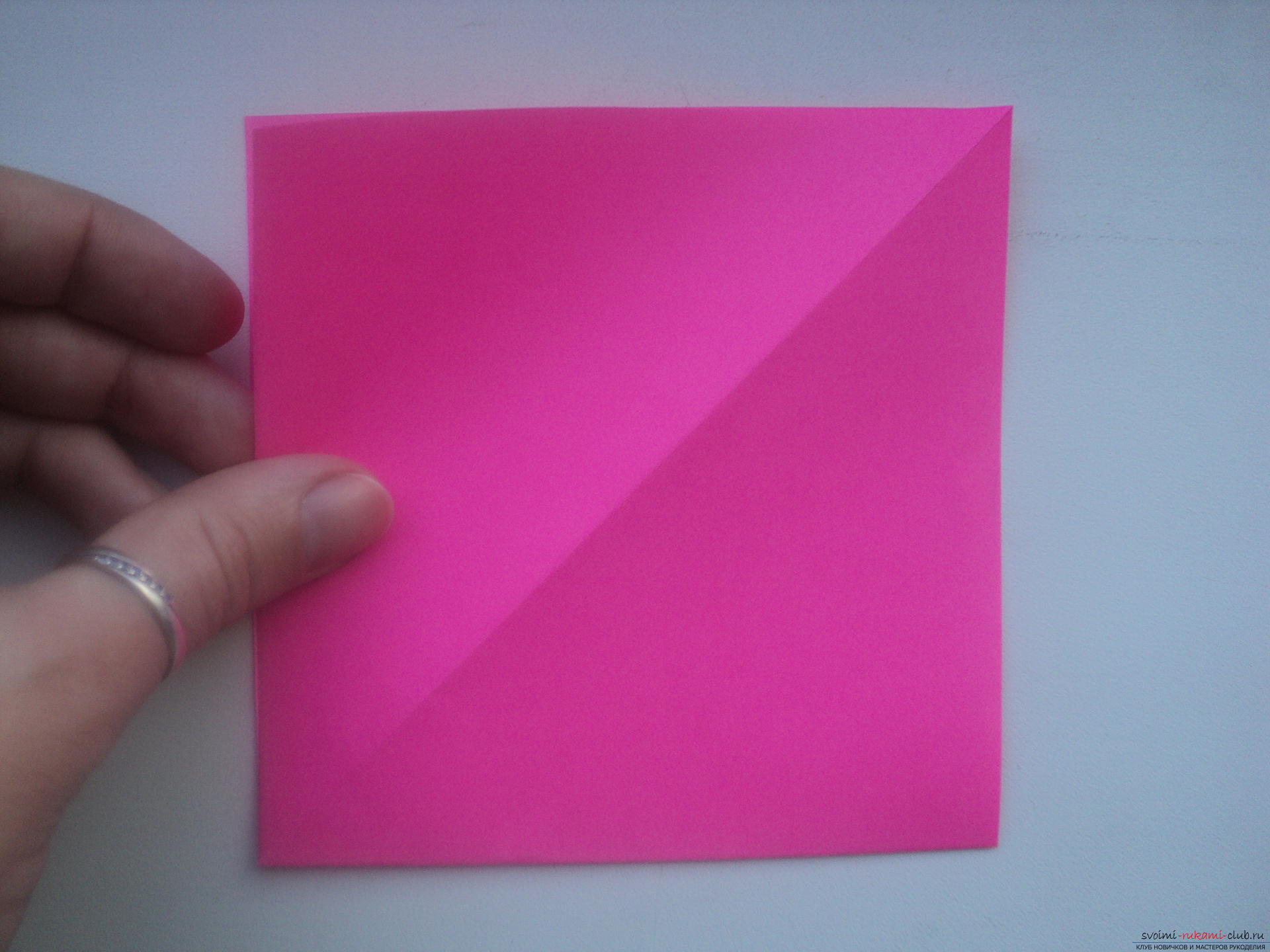 Этот подробный мастер-класс с пошаговыми фото и описанием научит как сделать своими руками оригами-сердце из бумаги.. Фото №5