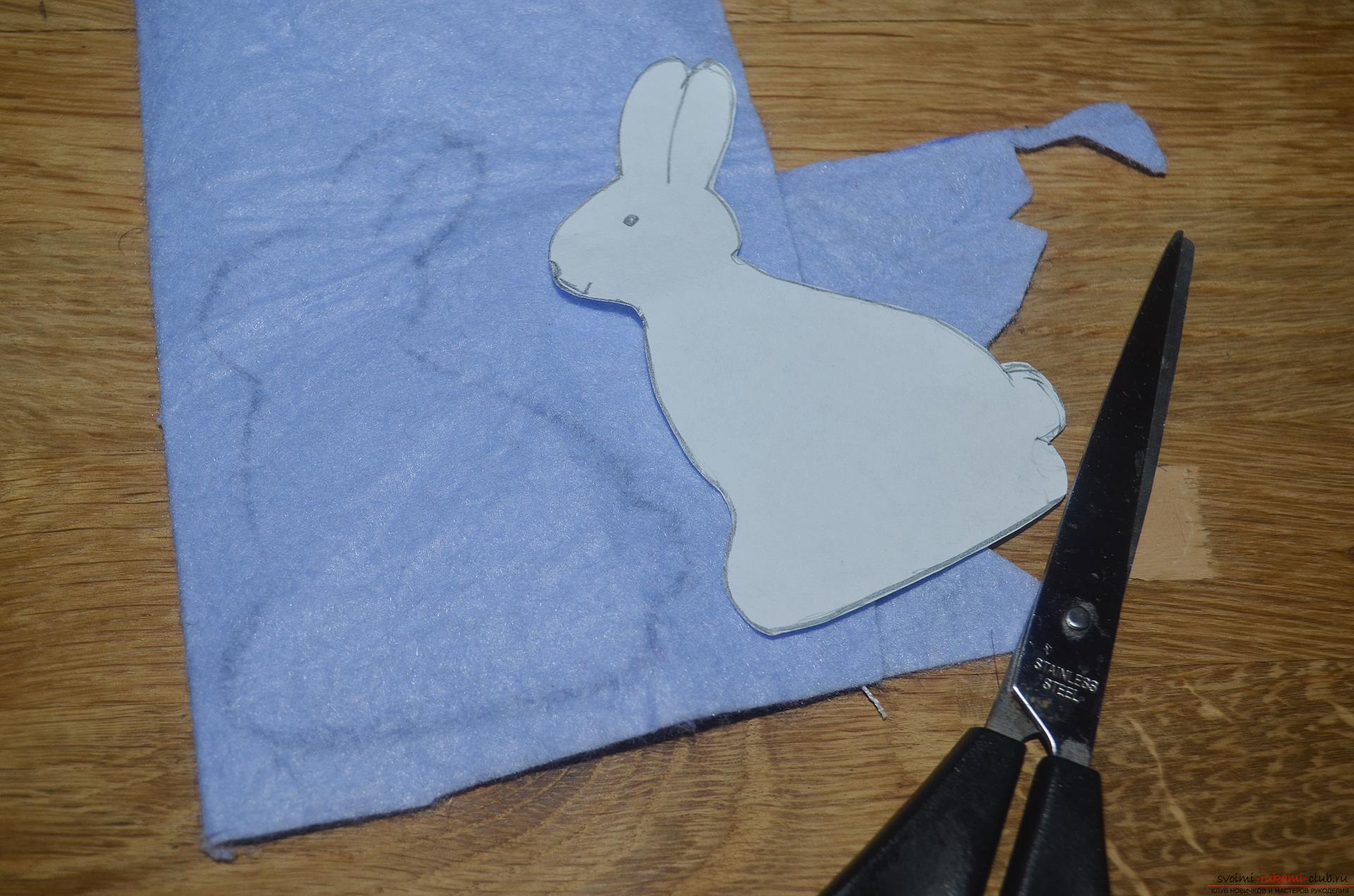 Этот мастер-класс научит как сделать пасхального кролика из фетра своими руками.