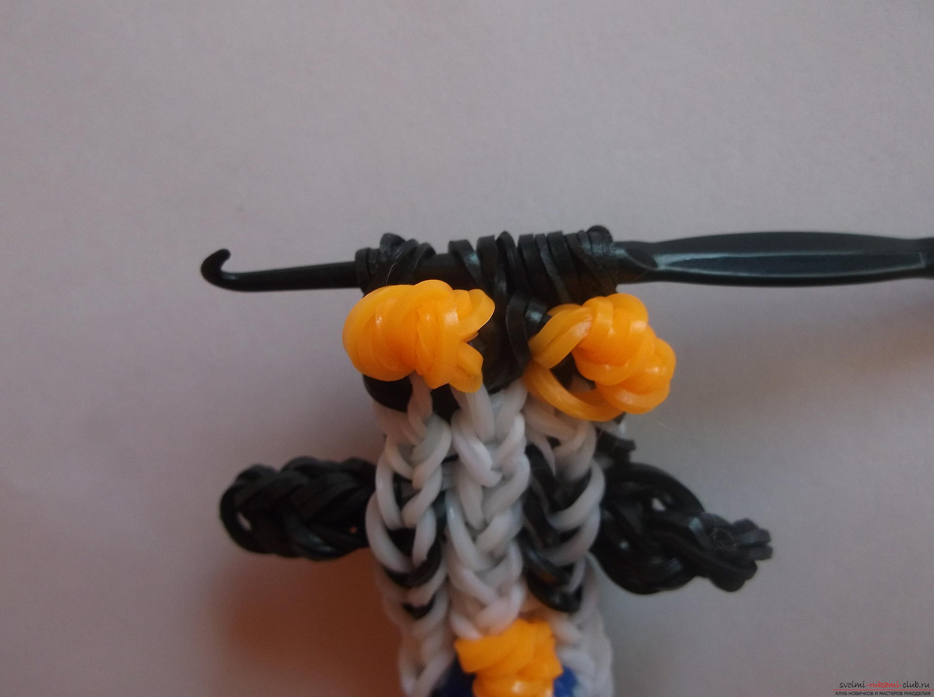 Фото к уроку плетения из резинок веселого пингвина. Фото №17