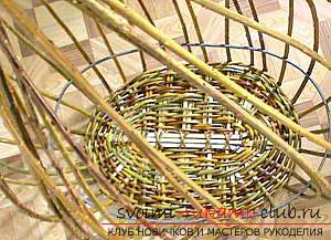 Плетение овальной корзинки из ивовой лозы. Фото №3