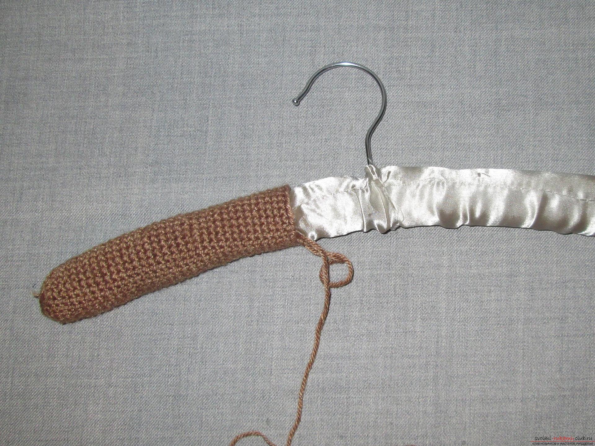 Мастер-класс вязания крючком для детей научит как сделать интересную поделку из вешалки. Фото №18