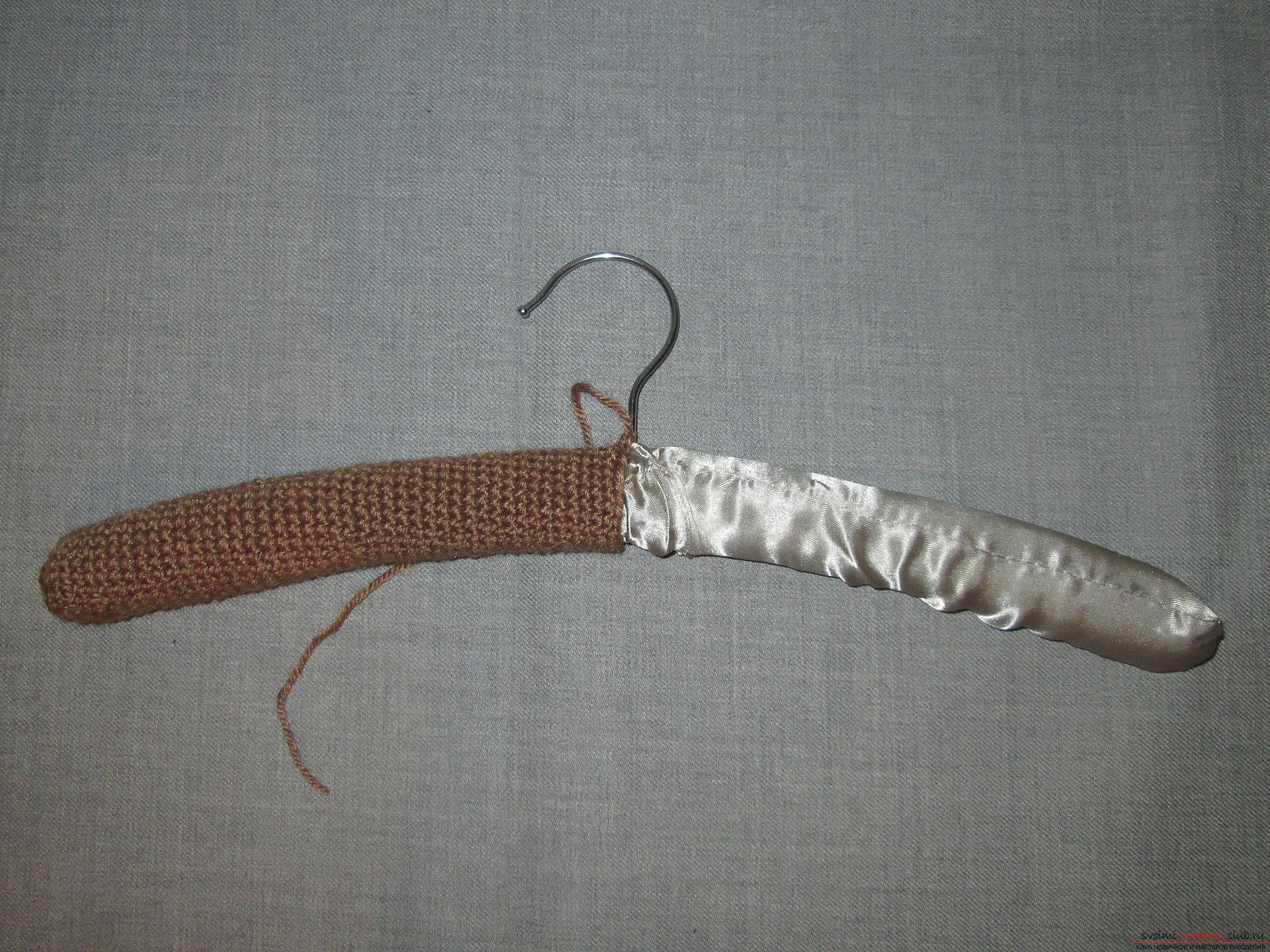 Мастер-класс вязания крючком для детей научит как сделать интересную поделку из вешалки. Фото №19