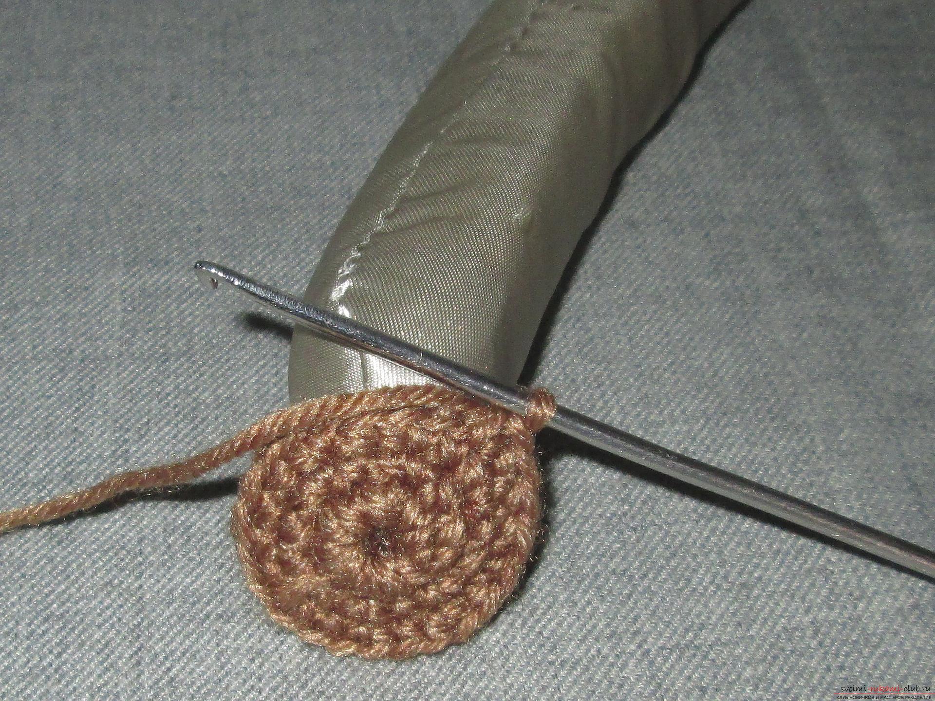 Мастер-класс вязания крючком для детей научит как сделать интересную поделку из вешалки. Фото №17