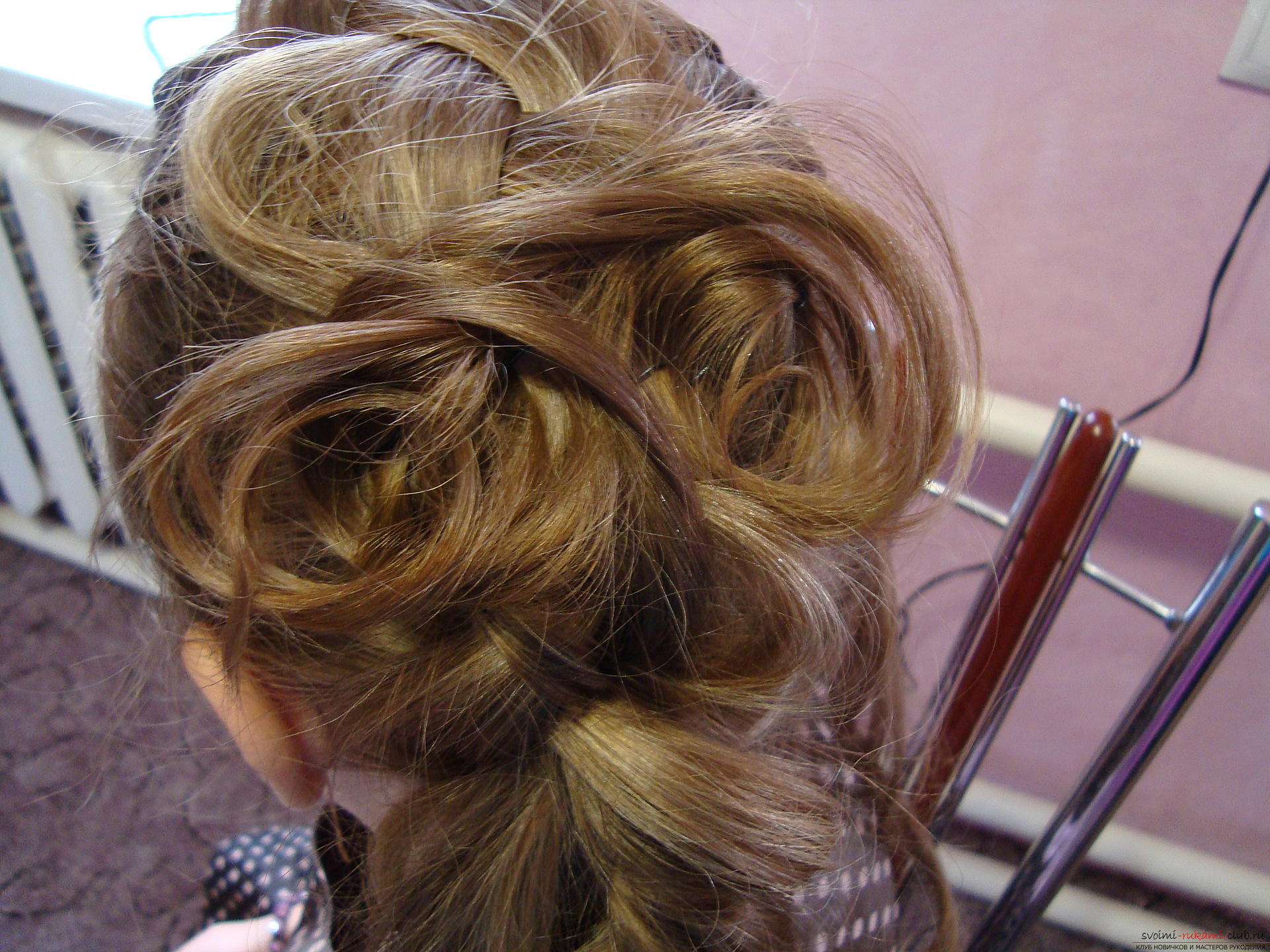 Праздничные прически на длинных очень разнообразны, в этом мастер-классе представлена прическа для девочки с длинными волосами.. Фото №7